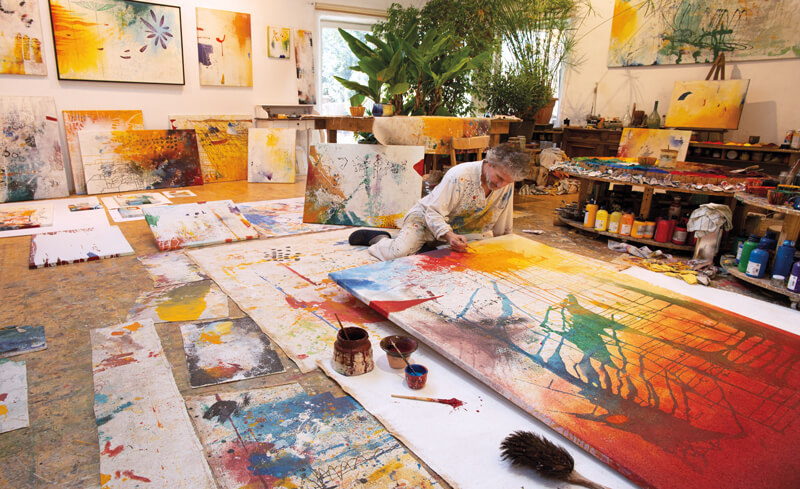 Klaus Brandner bei der Arbeit an einem seiner Werke in seinem Atelier in Wölfnitz im Norden Klagenfurt