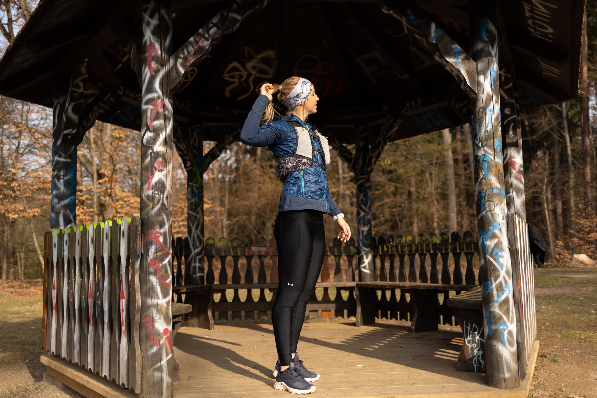 Trail Läuferin richtet sich den Zopf während kurzer Laufpause