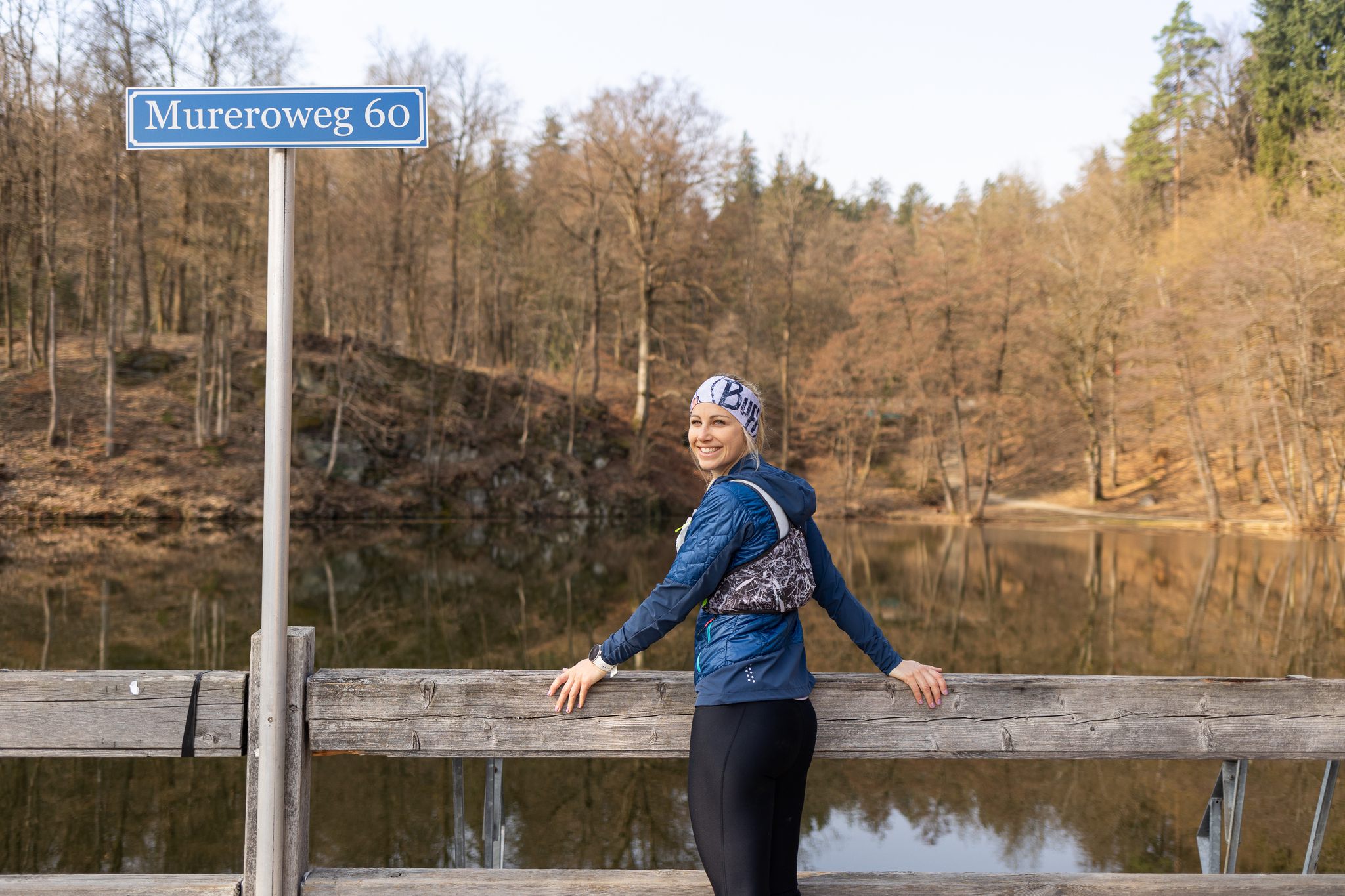 Trail Läuferin bei kurzer Pause am Mureroweg 60 