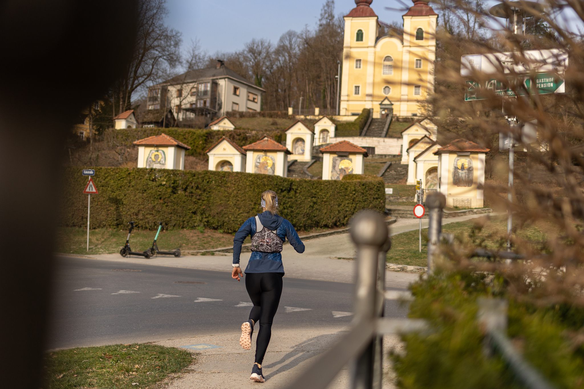 Trail Läuferin beim Loslaufen in der Stadt 
