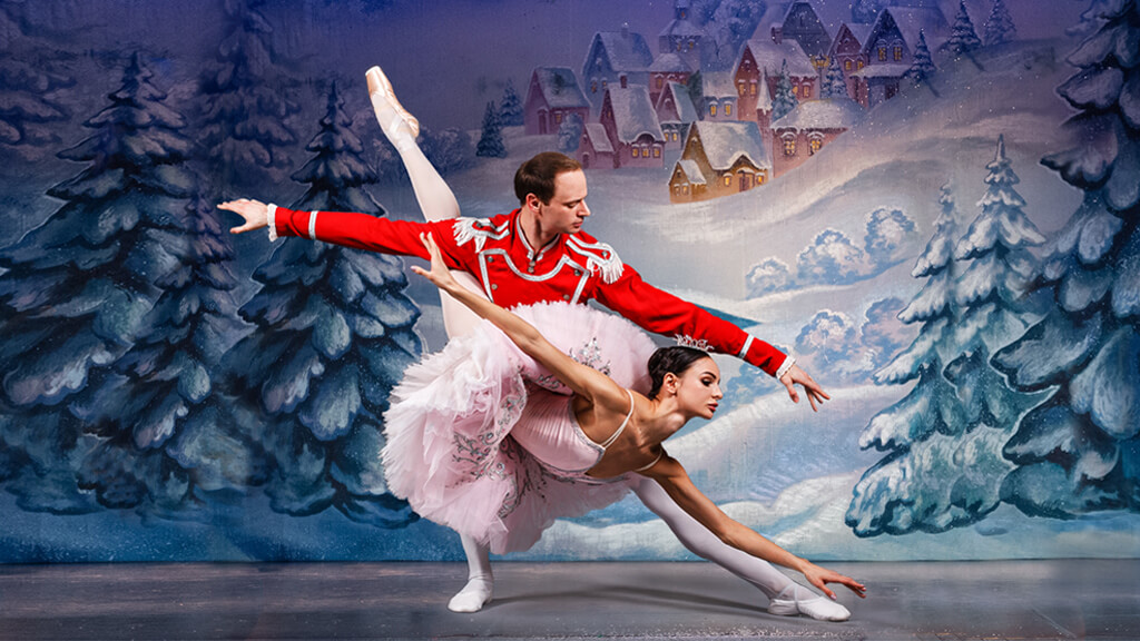 Ballerina und Balletttänzer bei gemeinsamer Tanzpose während Tschaukowskis "Nussknacker" Aufführung 