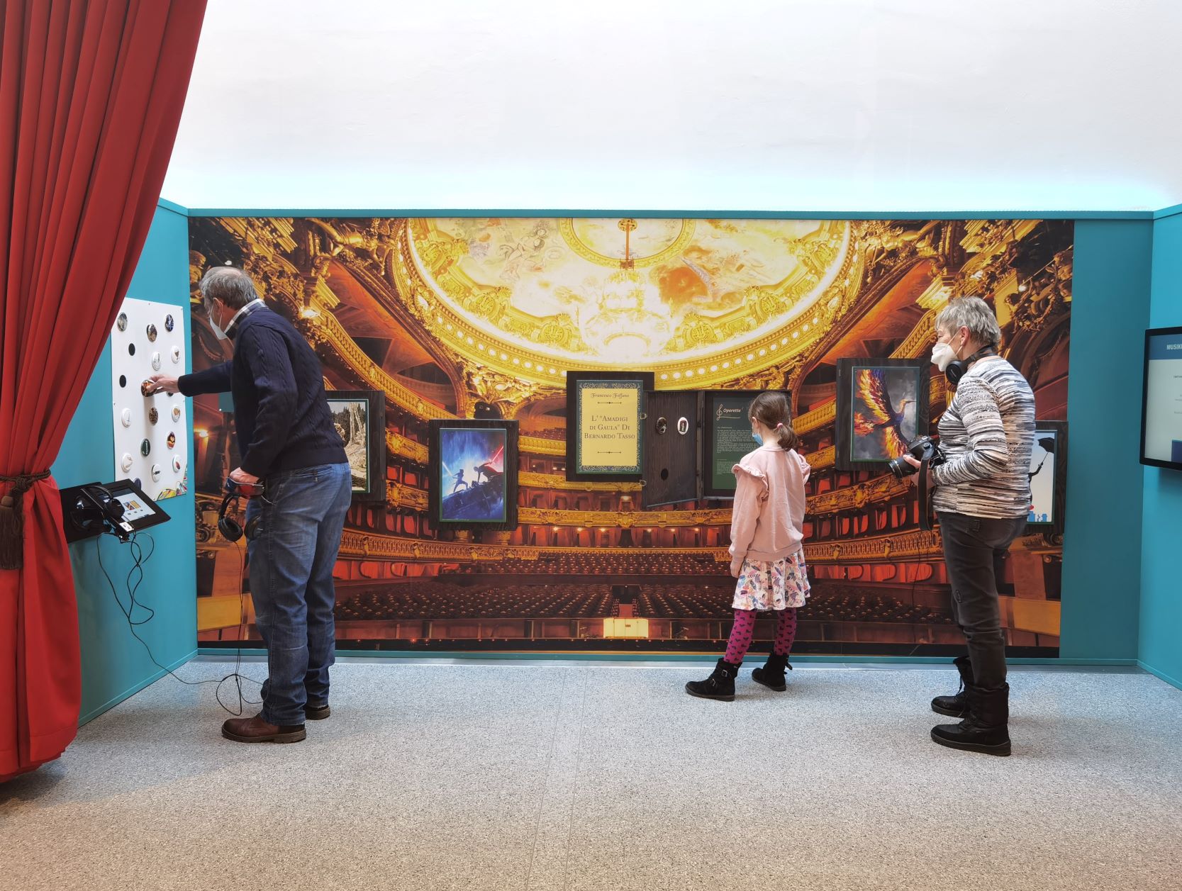 Ein Mädchen und seine Großeltern begutachten die Ausstellung MusiKUSS im Mitmach-Museum Wissenswertwelt in Klagenfurt