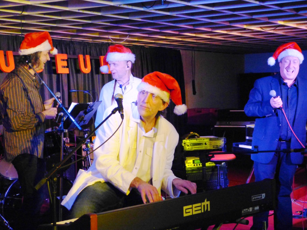 Die Beach Band im Eboardmuseum beim jährlichen Weihnachtskonzert Surfing Christmas
