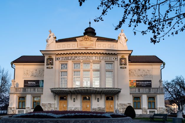Die Fassade des Klagenfurter Stadttheaters in einer Winter-Ansicht