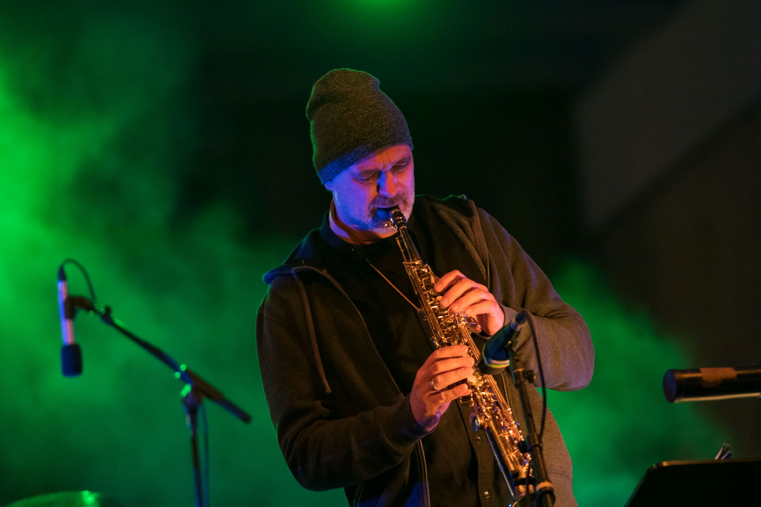 Jazzmusiker Michael Erian bei einem winterlichen Auftritt vor grünem Hintergrund