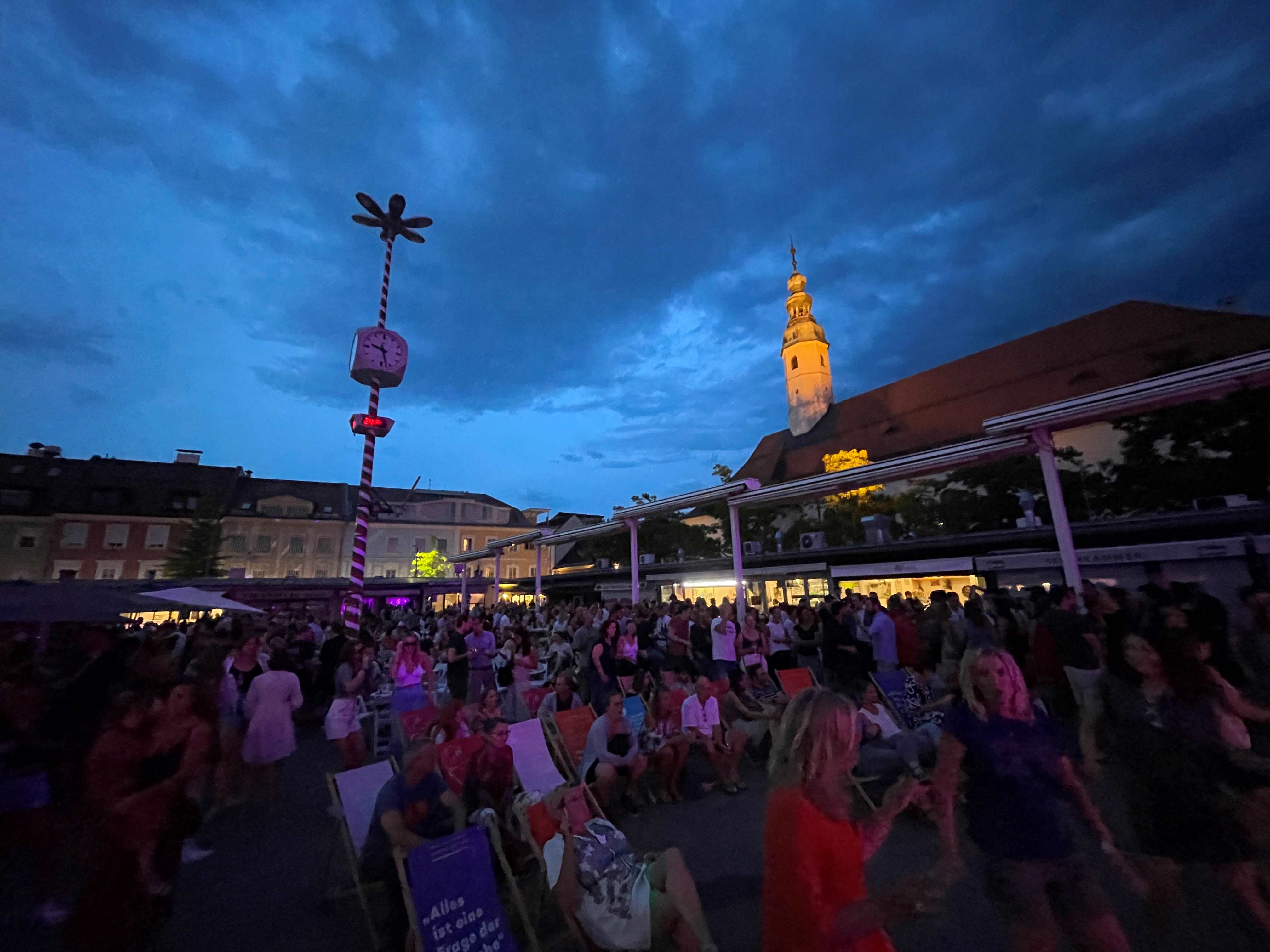 Abend-Aufnahme vom bestens besuchten After Work Markt am Benediktinermarkt