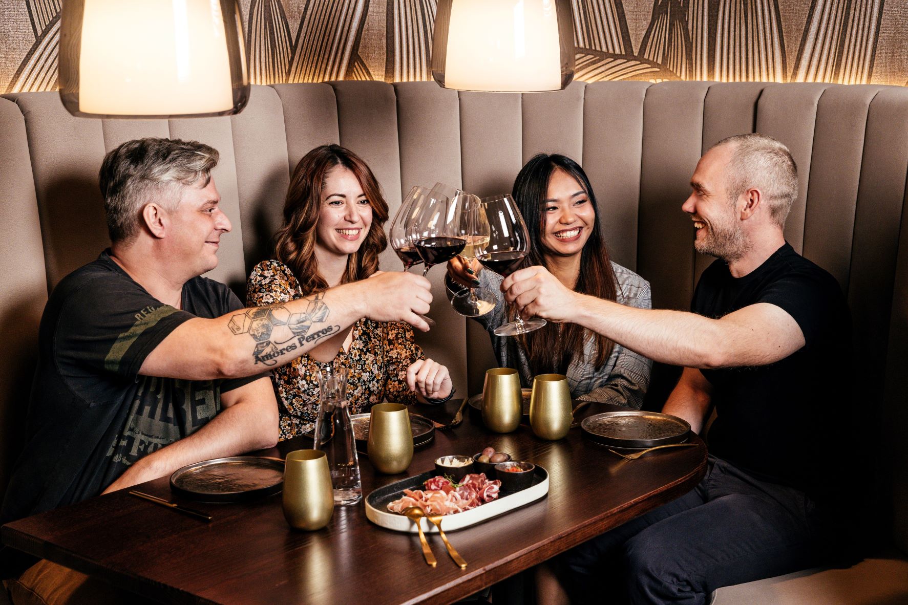 Zwei Frauen und zwei Männer beim Anstoßen mit Wein bzw. Prosecco im neuen Lendring in Klagenfurt