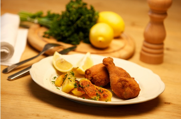 Backhendl mit Bratkartoffeln im Gasthaus Kollerwirt in Tanzenberg bei Klagenfurt