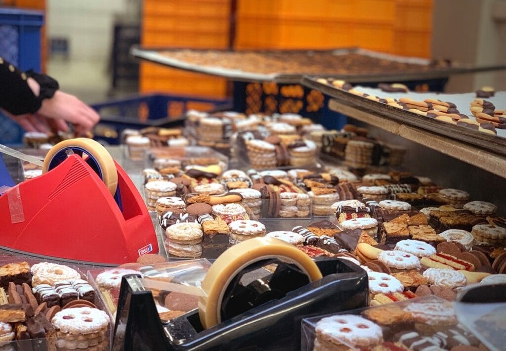 Die reich befüllte Keksvitrine in einer Filiale der Bäckerei Wienerroither 