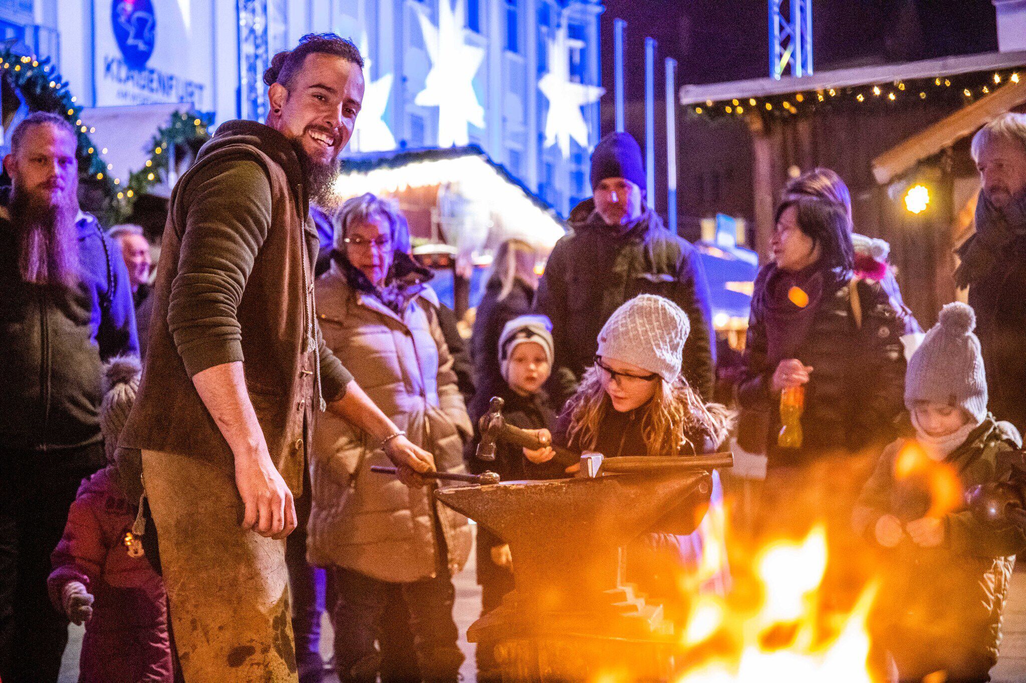 Gruppe Erwachsener mit Kindern bei der Klagenfurter ice-Party und Silvestermarkt in der neu sanierten Eishalle