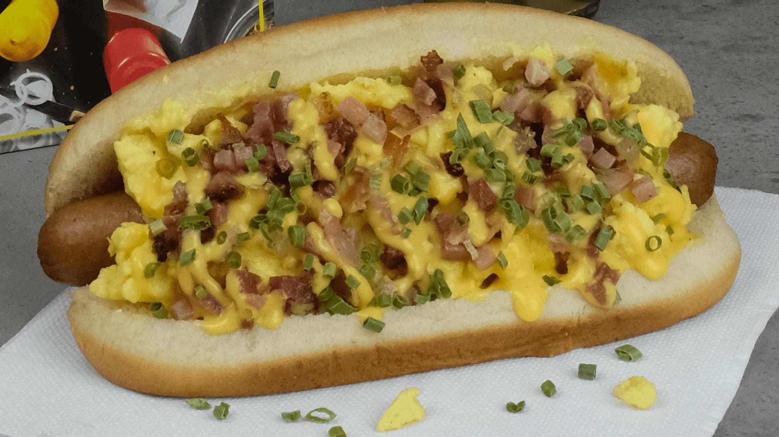 Deftiger Hotdog mit Speck und Käse von Daft-Dog, dem neuen Hot Dog Laden in Klagenfurt