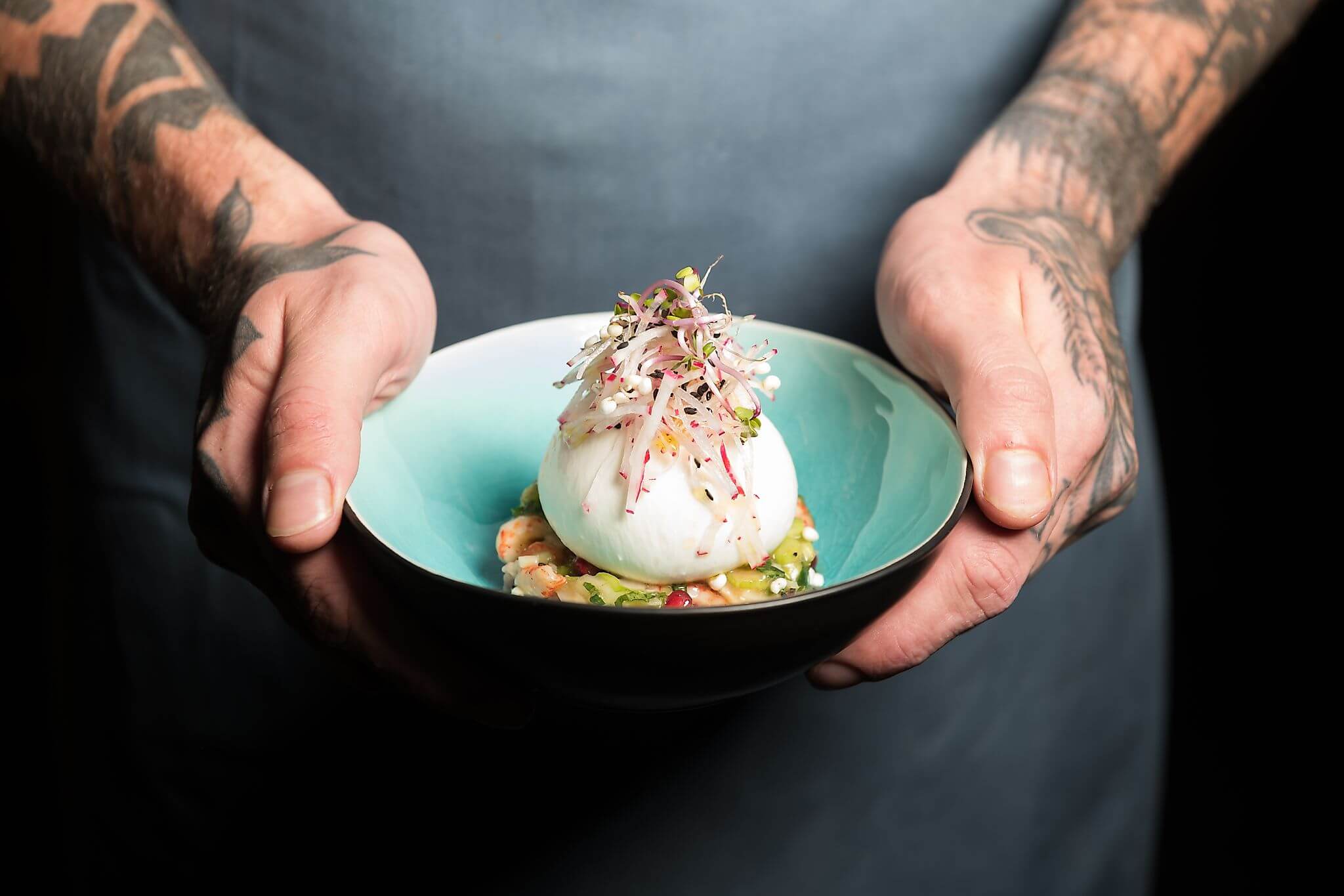 Burrata auf Gemüse und Garnelen in der Kochwerkstatt am Benediktinerplatz in Klagenfurt 