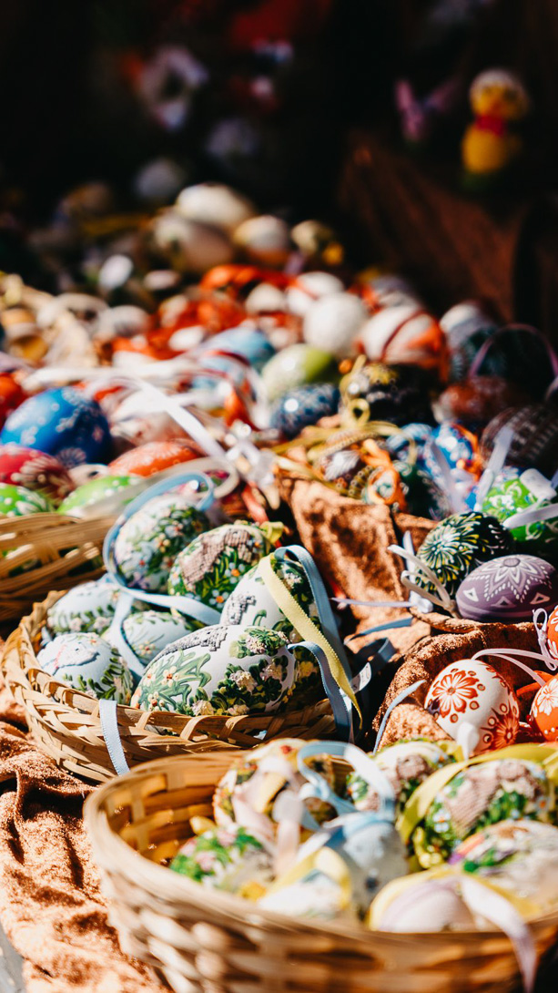 Bunte Ostereier in Körbchen beim Ostermarkt in Klagenfurt