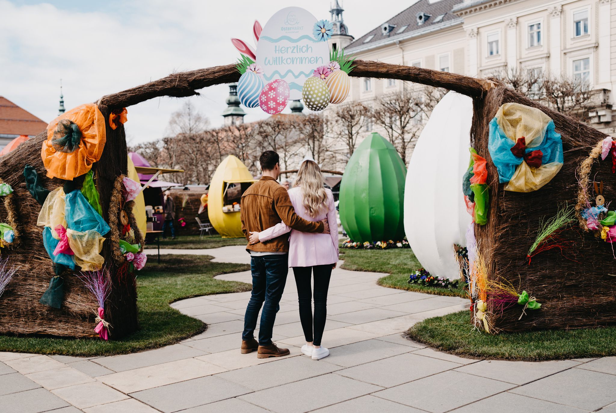 osterlich dekorierter Eingang zum Ostermarkt in Klagenfurt am Wörthersee 