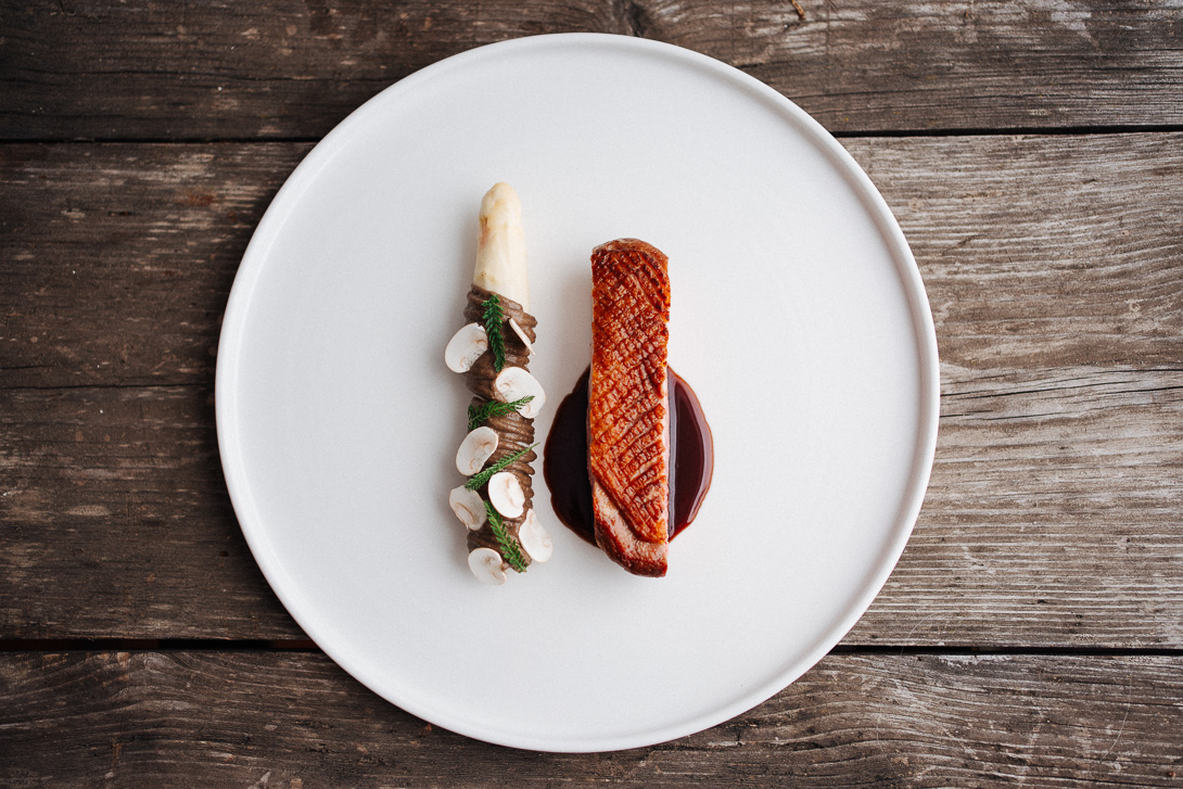 Weißer Spargel mit Lachs und frischen Kräutern vom Küchenchef des Restaurant Moritz