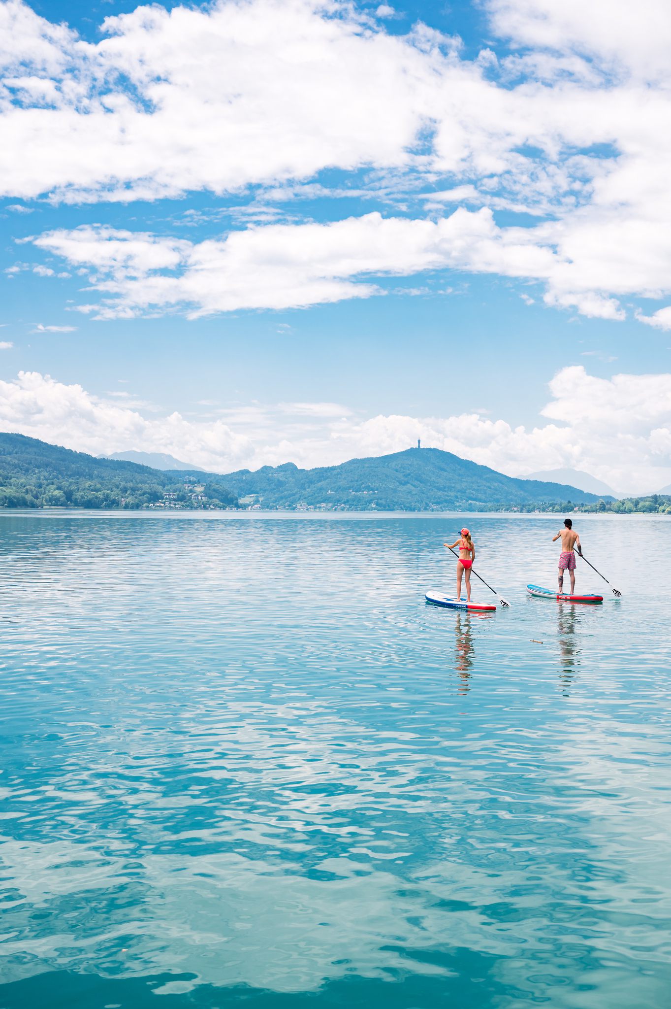 Zwei Personen beim Stand-Up Paddeln am Wörthersee in Klagenfurt