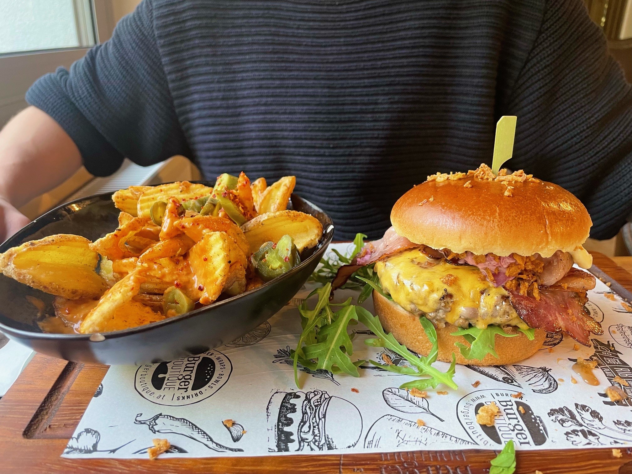 Burger mit Fries in der Burger Boutique in der Universitätsstraße in Klagenfurt
