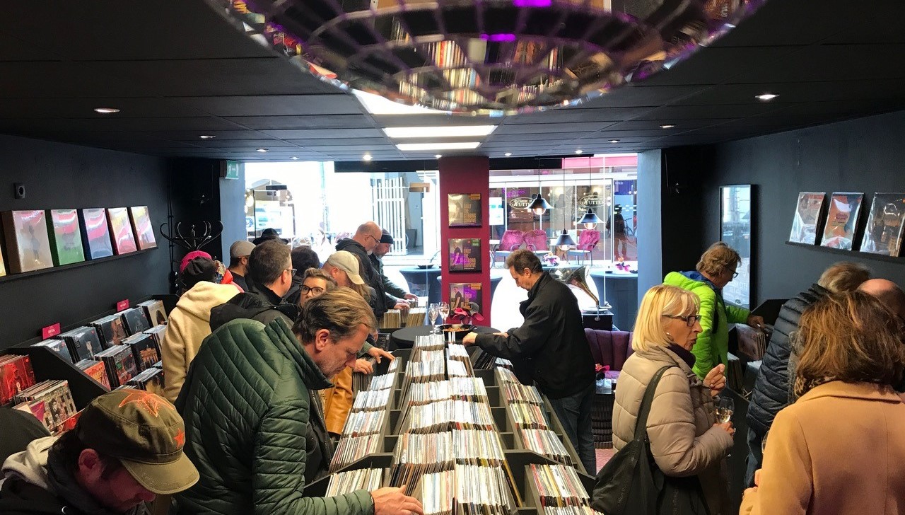 Im Drehscheibe Record Store in der Klagenfurter Innenstadt stöbern Kund*innen nach Vinyl-Platten 