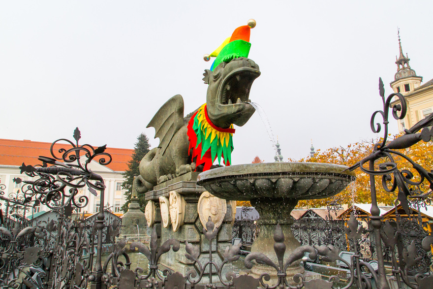 Der Lindwurm in seiner Faschingsmontur mit Faschingsmütze und bunten Bändern um den Hals 