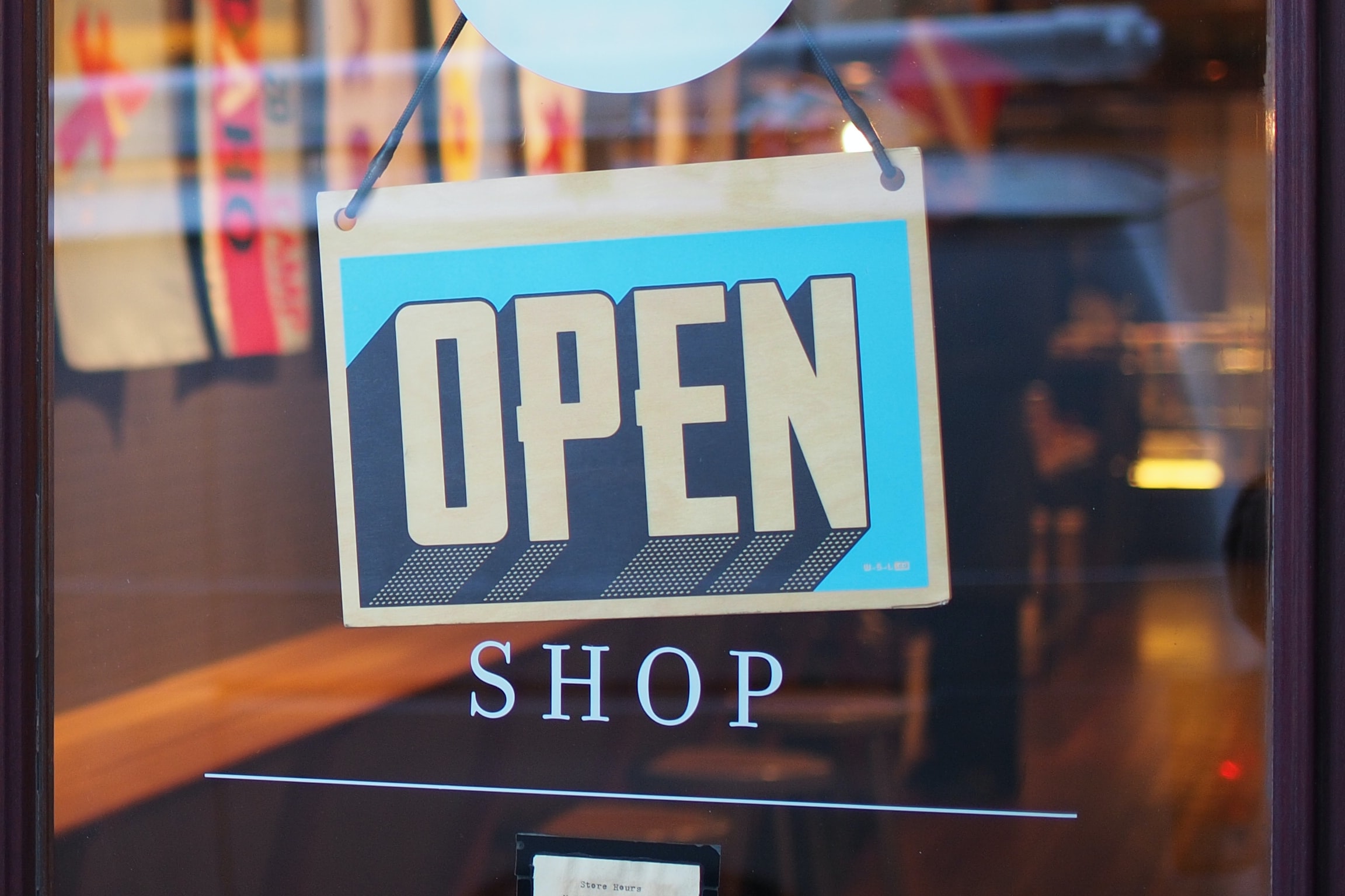 Open Schild an der Glastür eines Shops