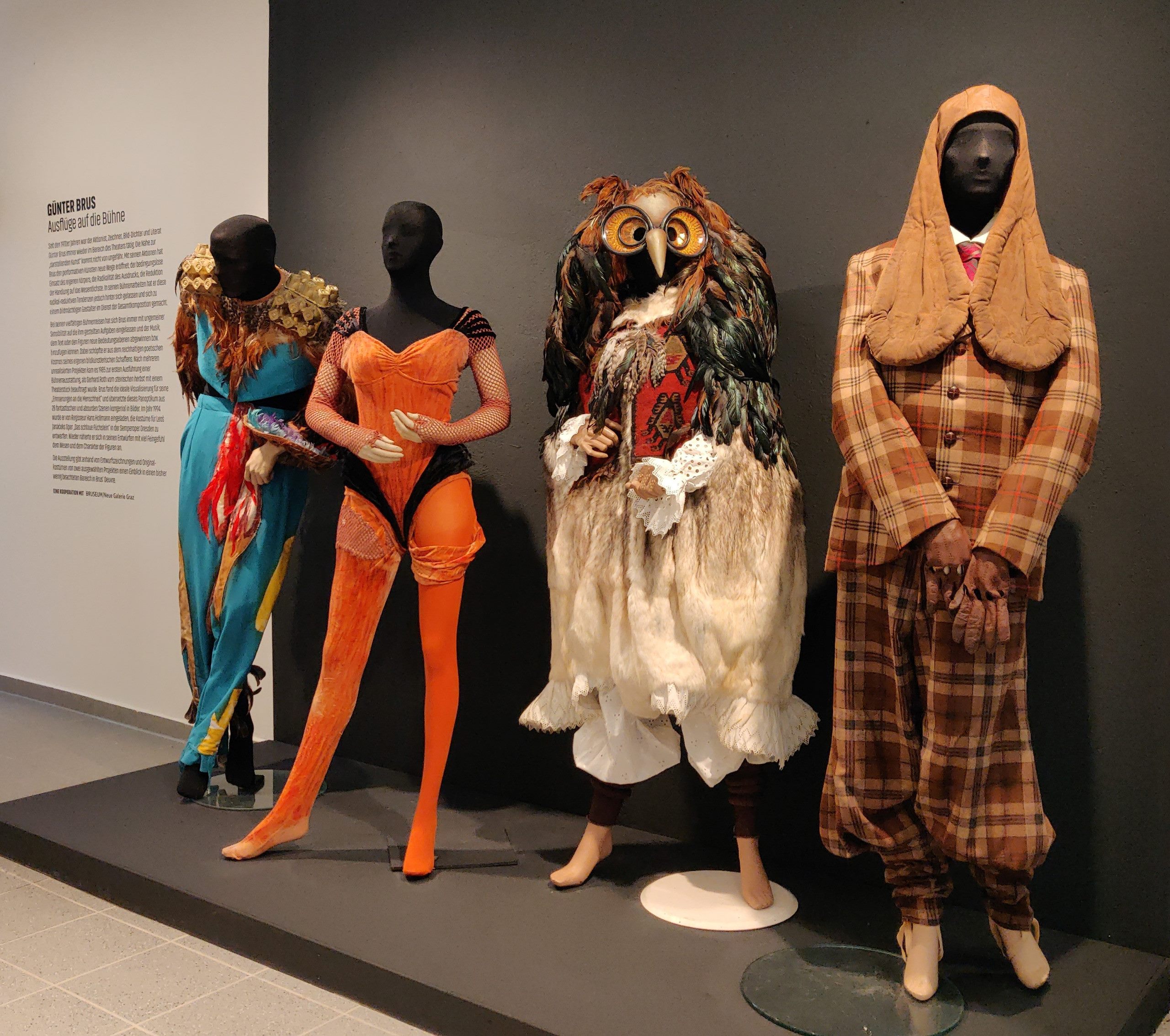 Einblick in die Brus-Schau in der Theatrgalerie Klagenfurt
