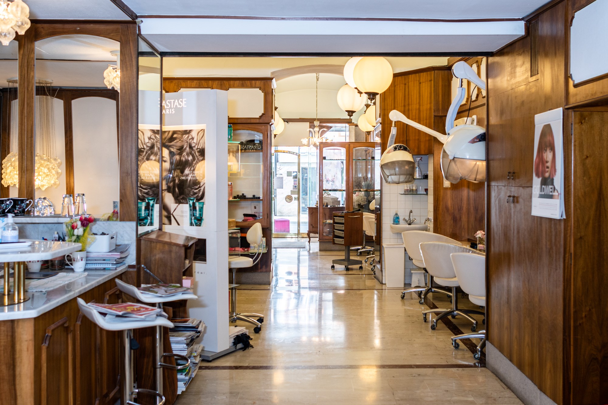 Blick in den nostalgisch gehaltenen Friseursalon von Intercoiffeur Welle