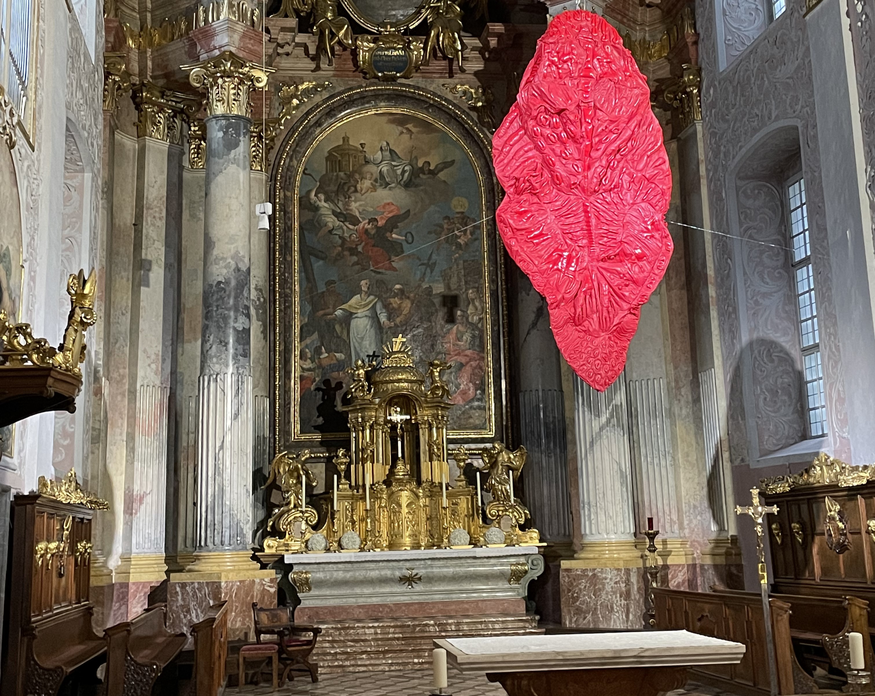 Überdimensionale Zunge als Fastentuch im Rahmen der "Kunst im Dom 2023" in Klagenfurt