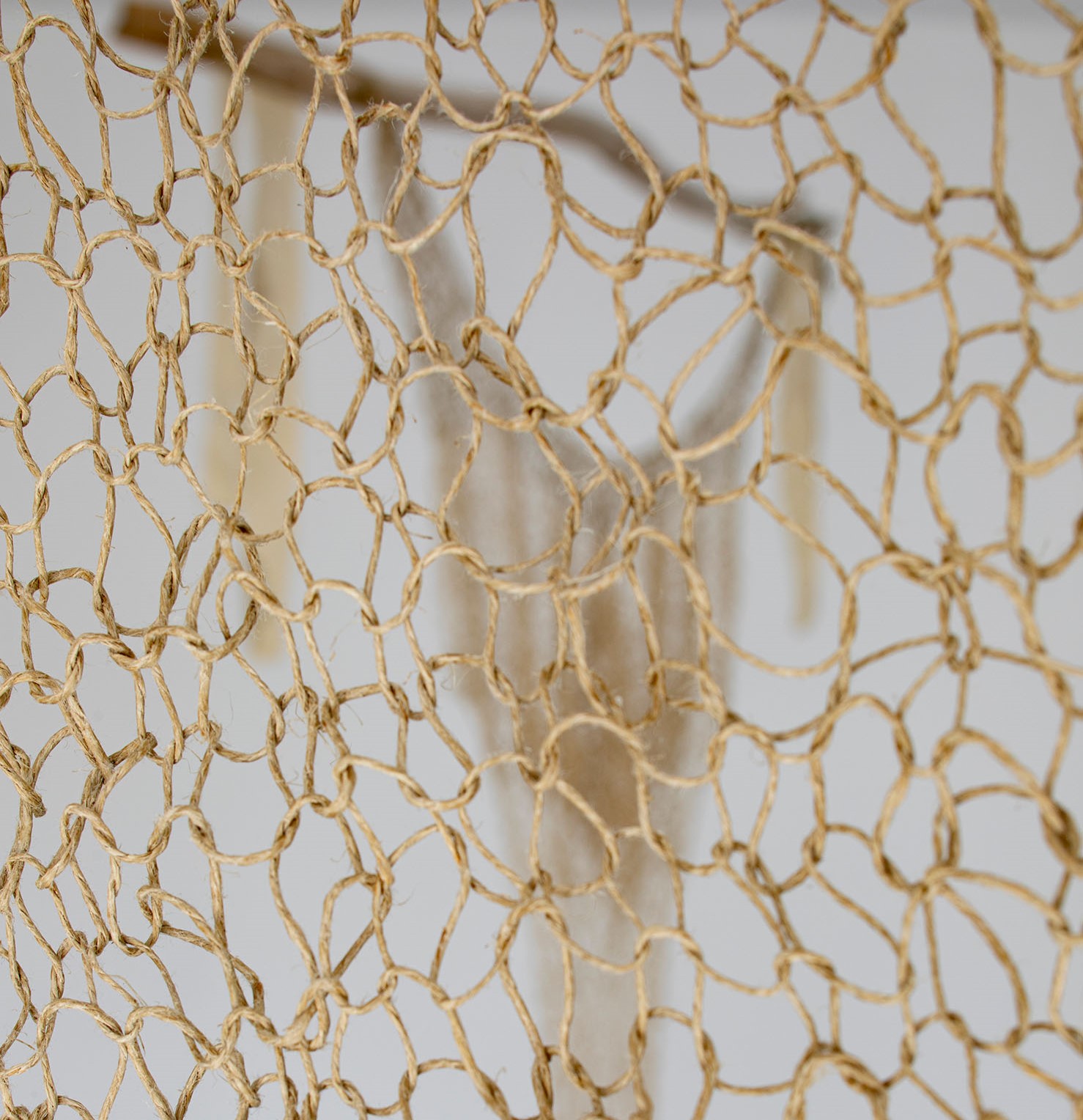 Verstricktes Objekt der Künstlerin Marlies Liekfeld-Rapetti aus der Ausstellung in der Galerie de La Tour