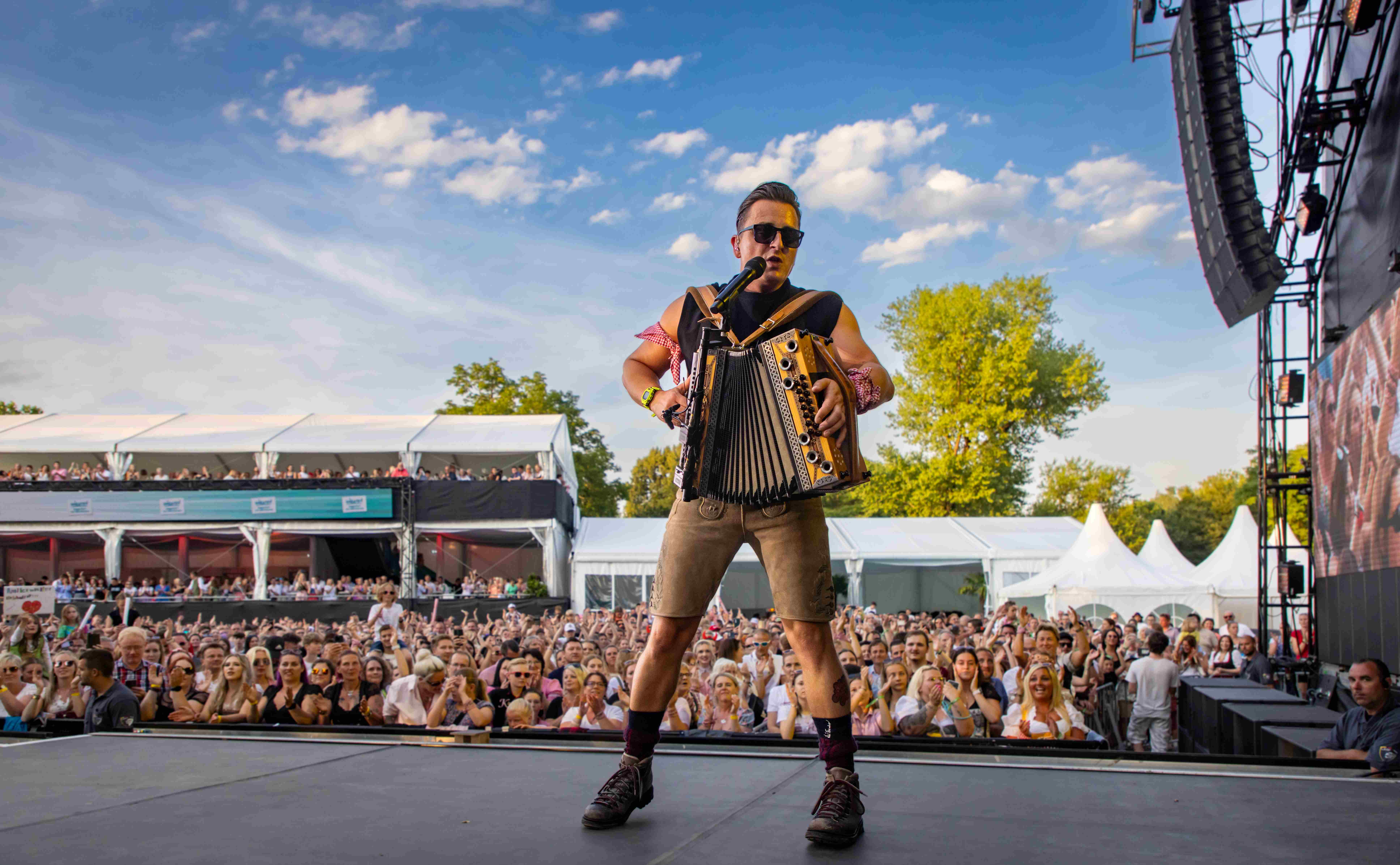 Andreas Gabalier mit Zieharmonika auf der Bühne der StarNacht am Wörthersee