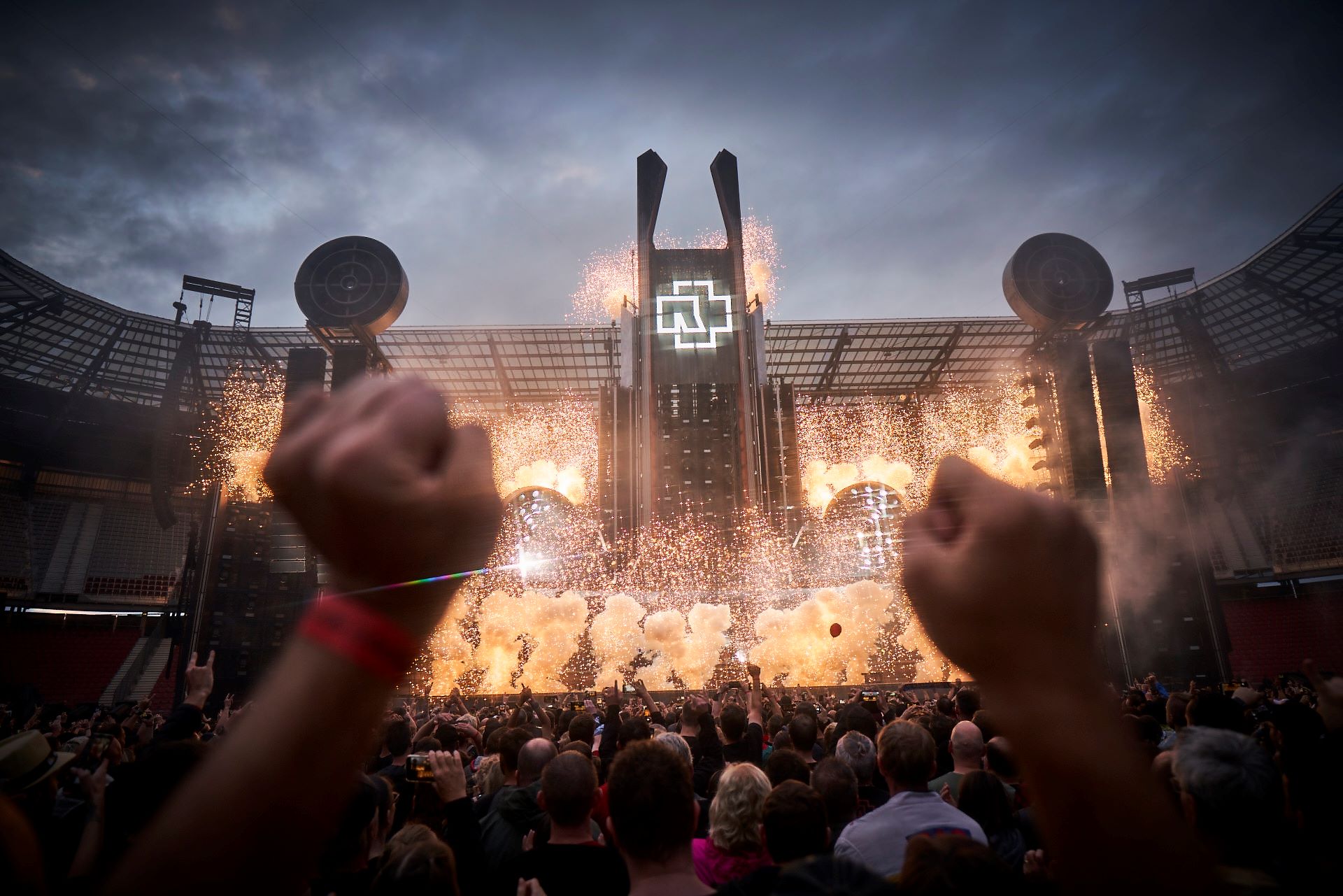 Konzertfoto aus dem Publikumsbereich vom Rammstein-Konzert in Klagenfurt