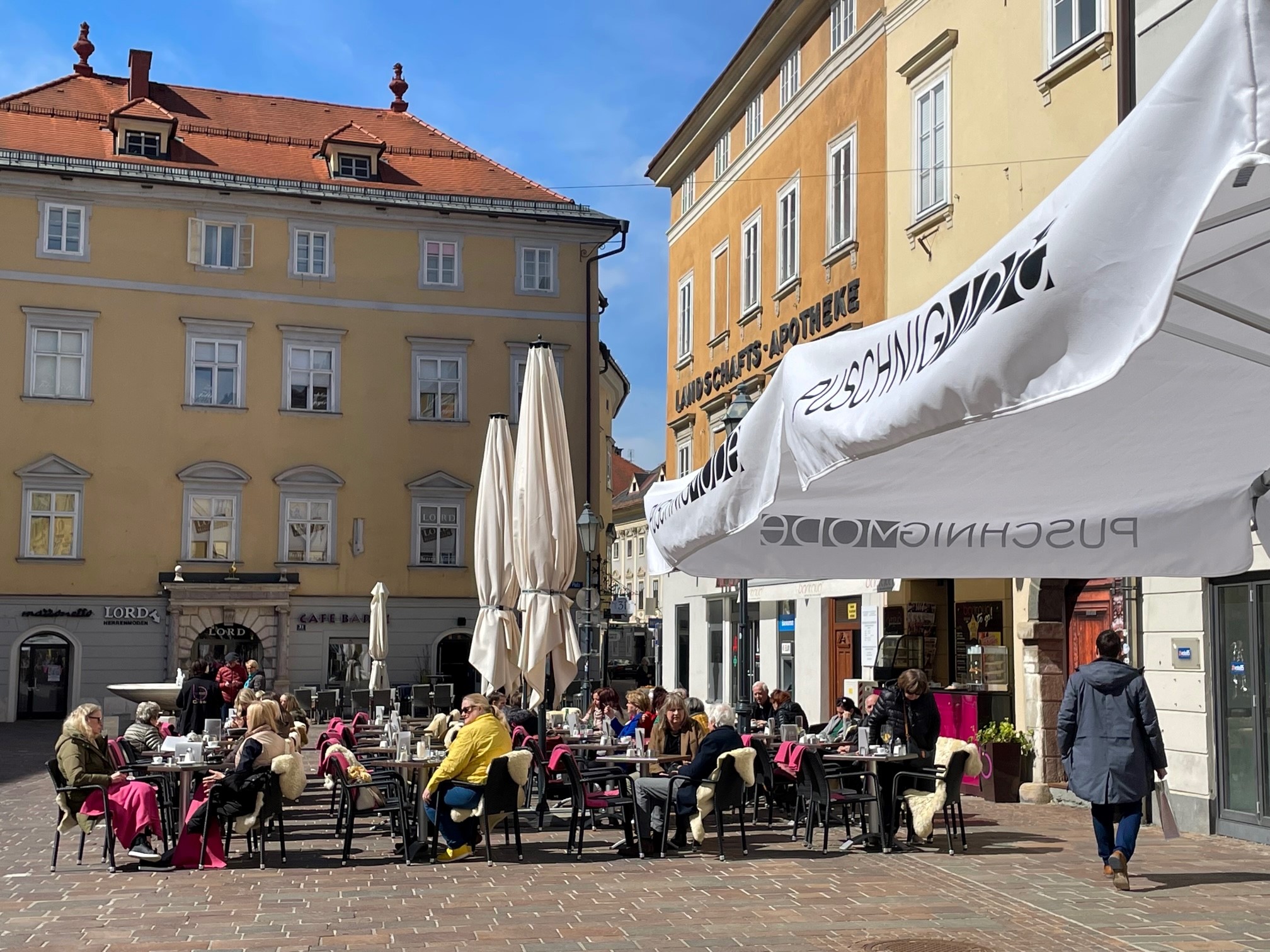 Sonniger Cafe Gastgarten der Bar Italia am Alten Platz in Klagenfurt