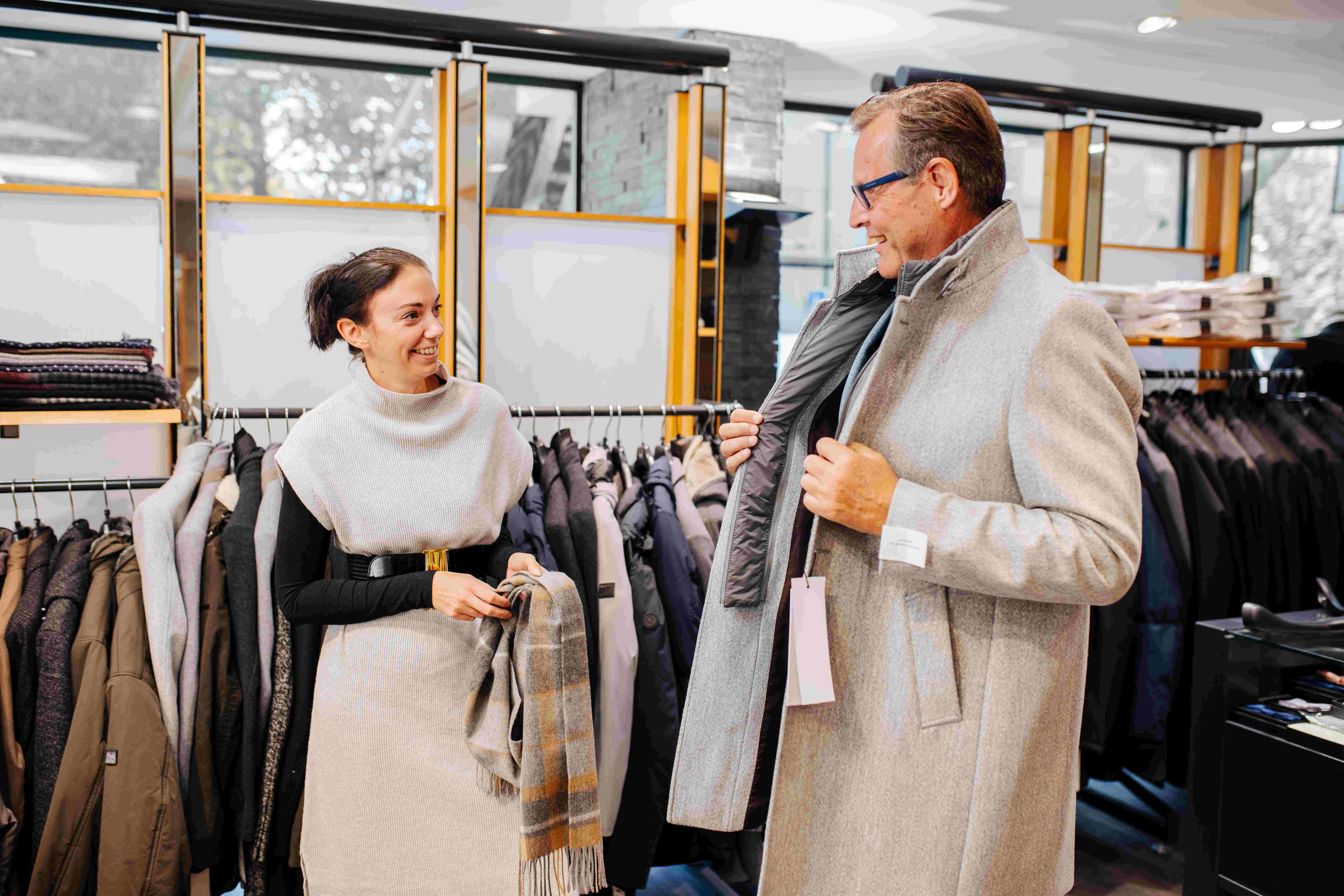 Modeberatungsgespräch in der Herren-Boutique Gert Spezial in Klagenfurt