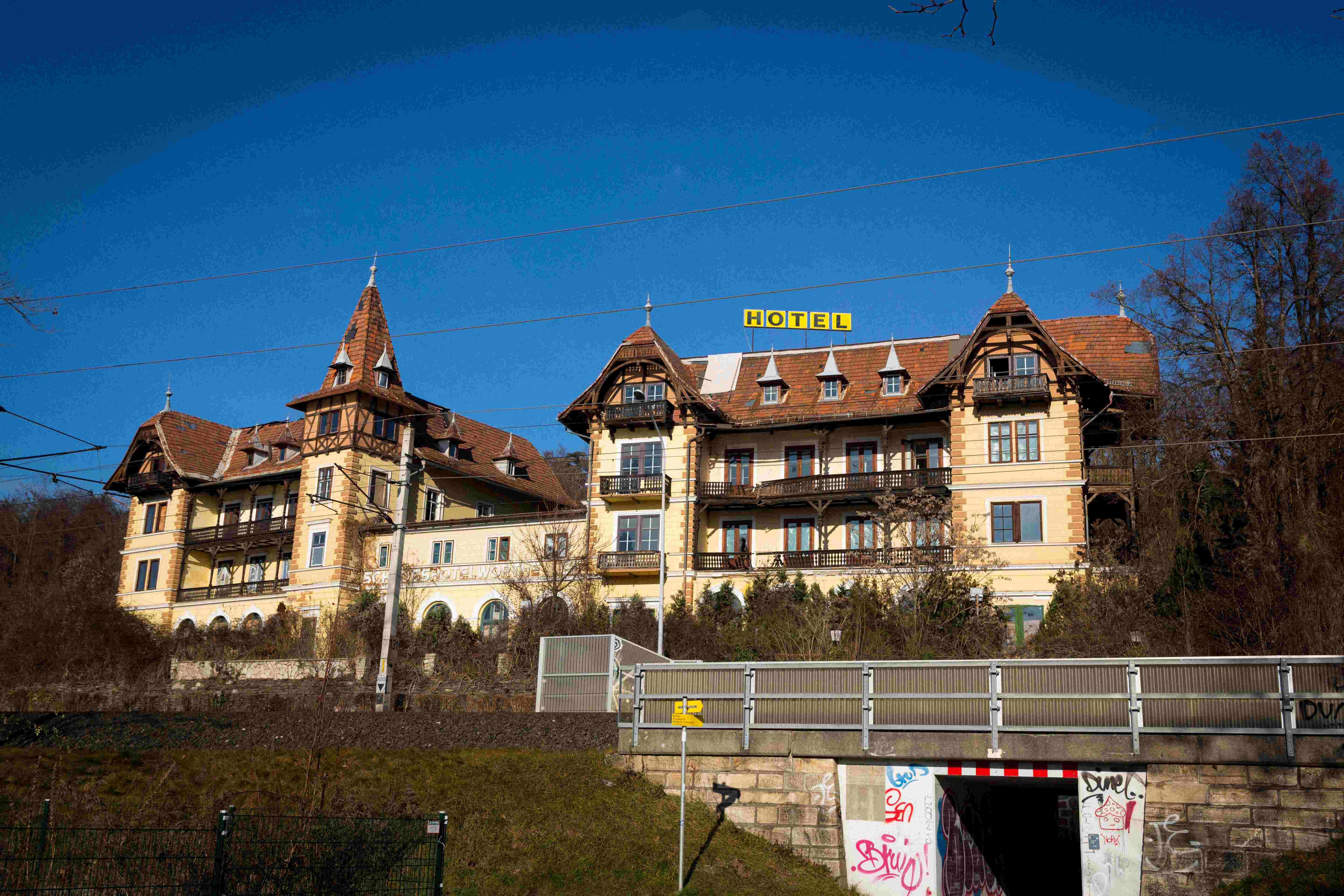 Blick aufs denkmalgeschützte Hotel Wörthersee in der Ostbucht, ein Juwel der Wörtherseearchitektur, das schon seit Jahren verfällt