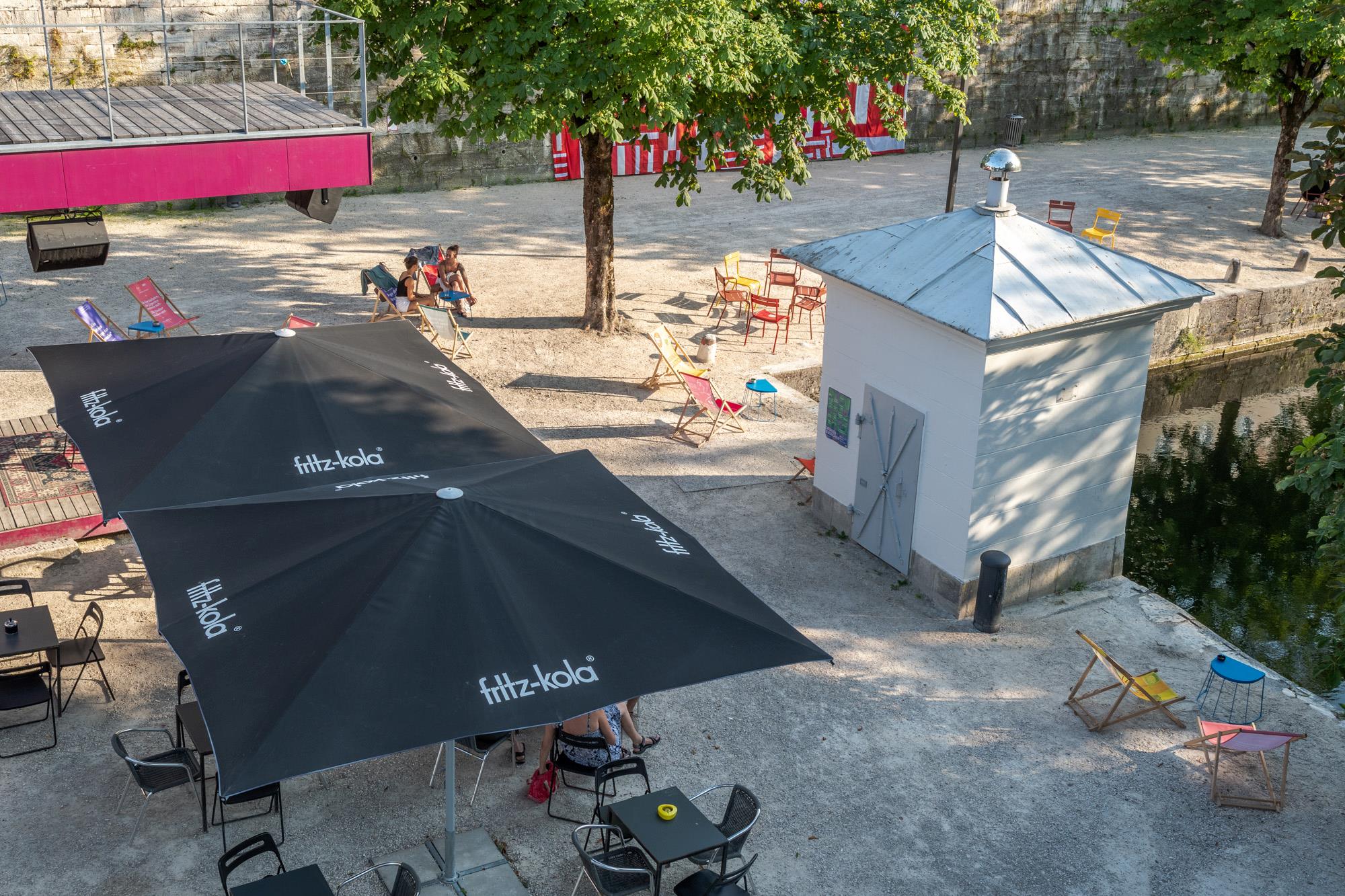 Blick von oben auf den Gastgarten des Lendkanal Pavillons, der vom Lendhafencafe betrieben wird. 