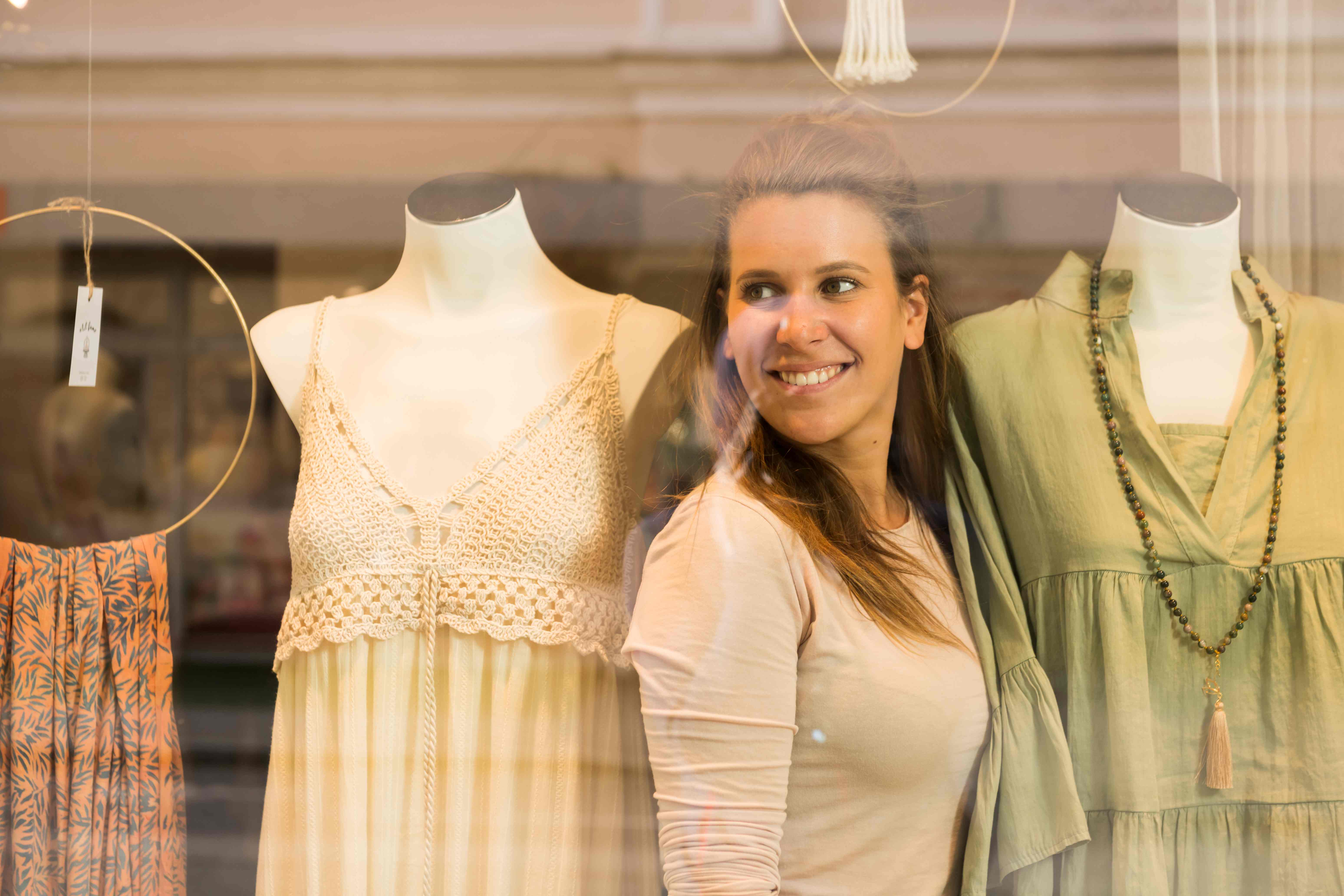 Chiara Ambrusch lächelt aus dem Schaufenster ihrer Boutique