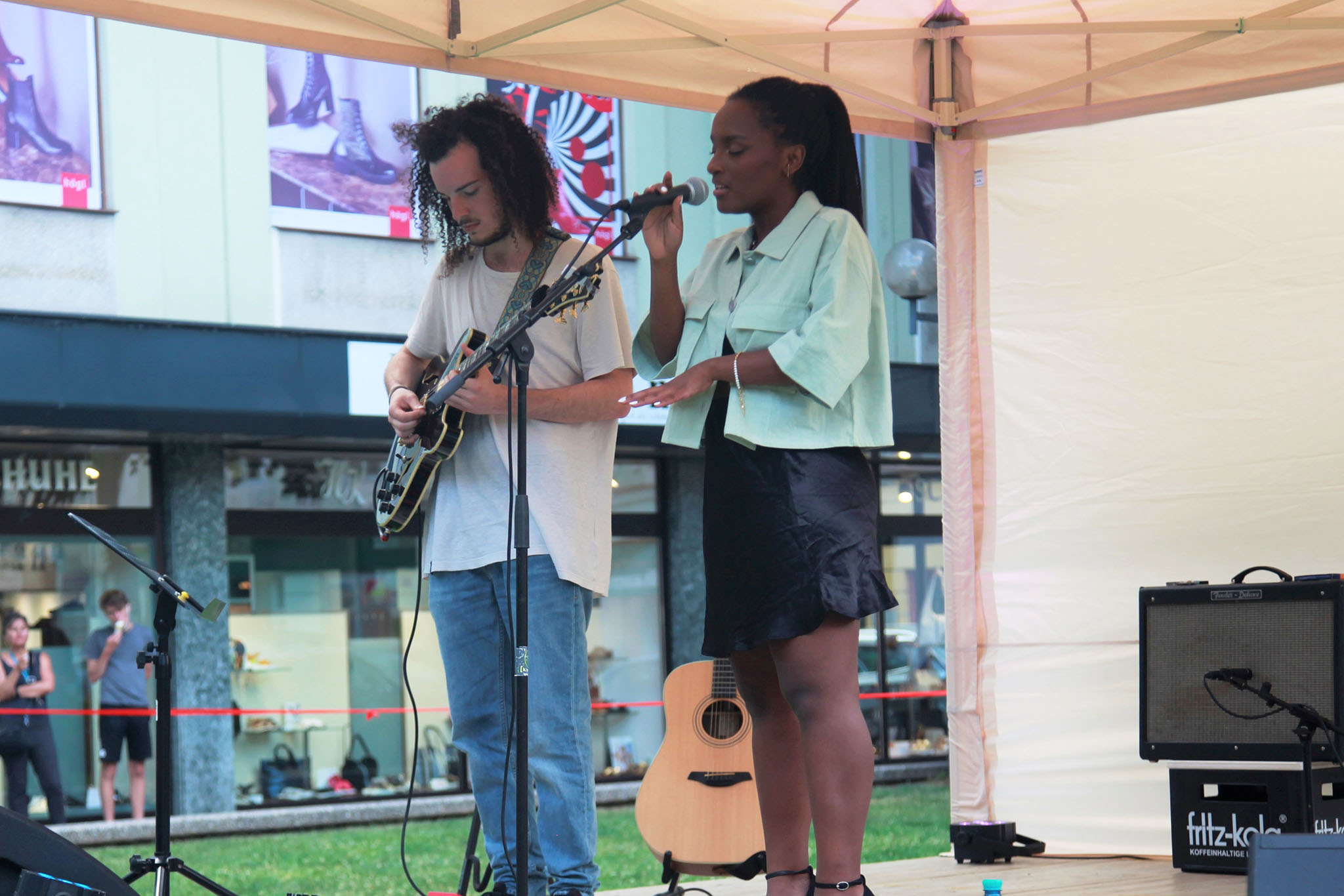 Sommerfreiluftbühne mit Duo am Kardinalplatz in Klagenfurt