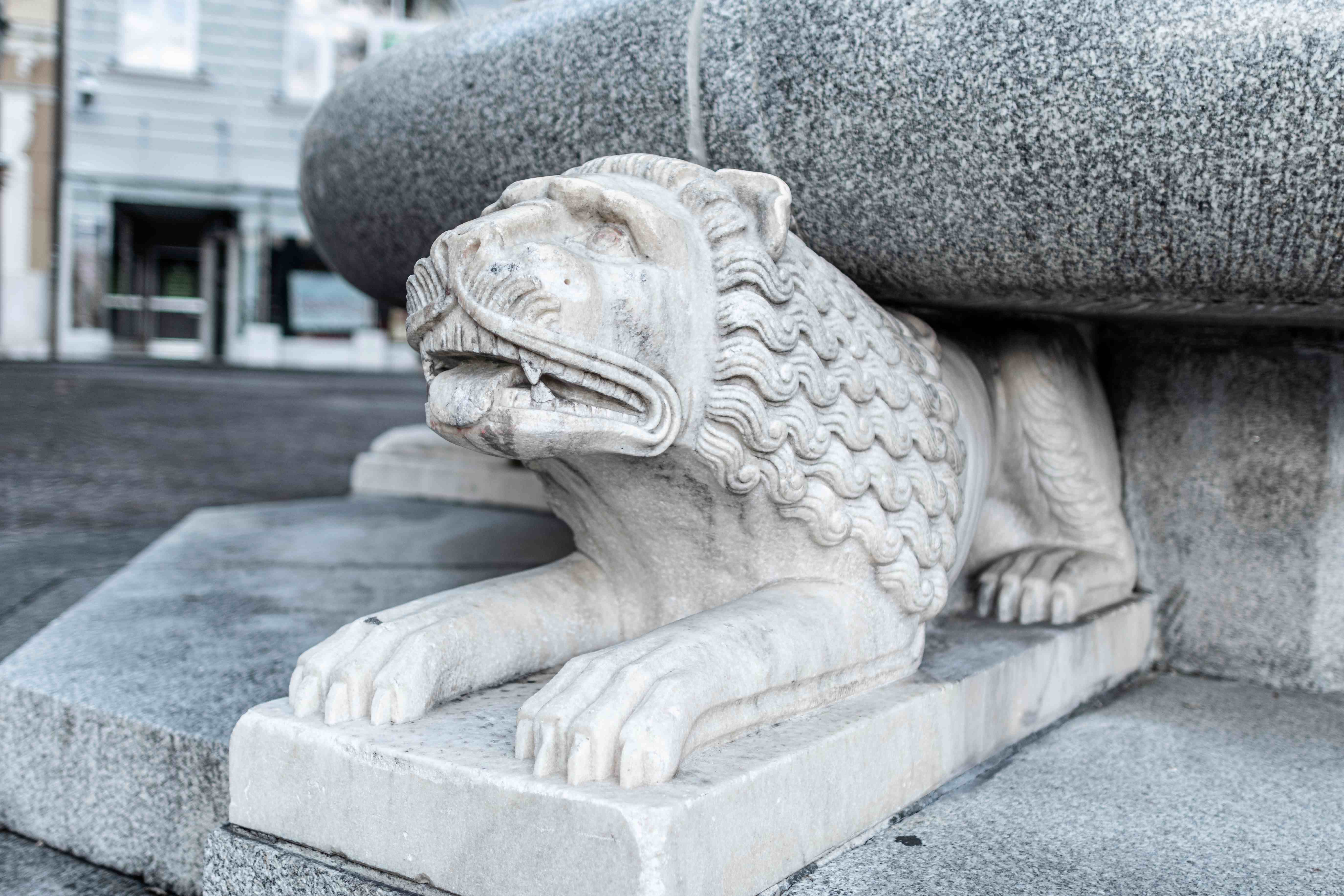 Löwenfigur am Fuße des Spanheimerbrunnens am Arthur Lemisch Platz in Klagenfurt