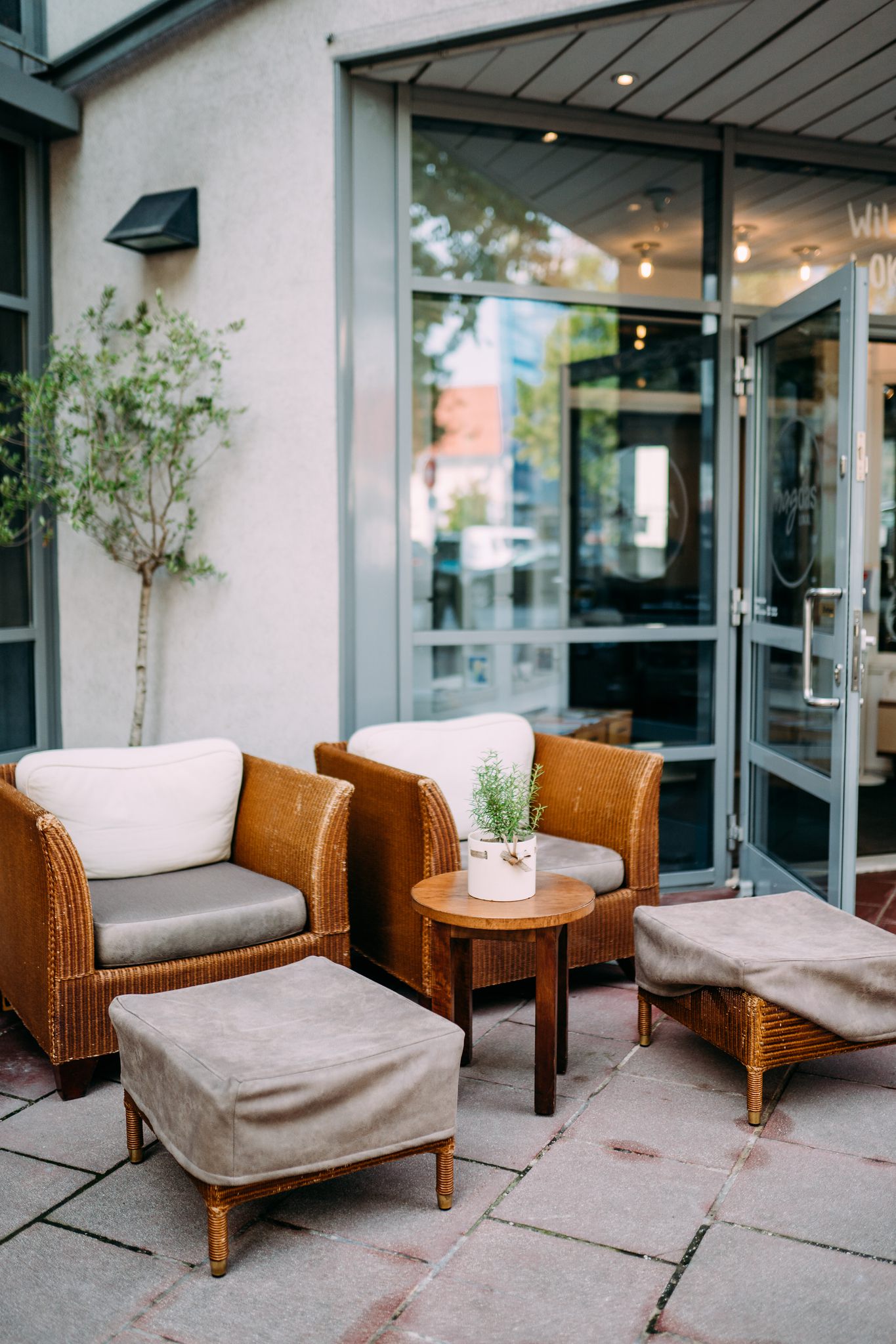 gemütliche Sitzecke im Gastgarten von Magdas Lokal in Klagenfurt