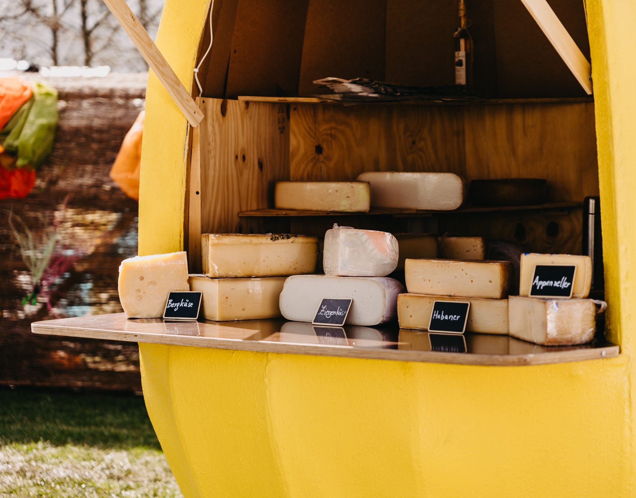 Ostermarktstand mit Käse in Klagenfurt