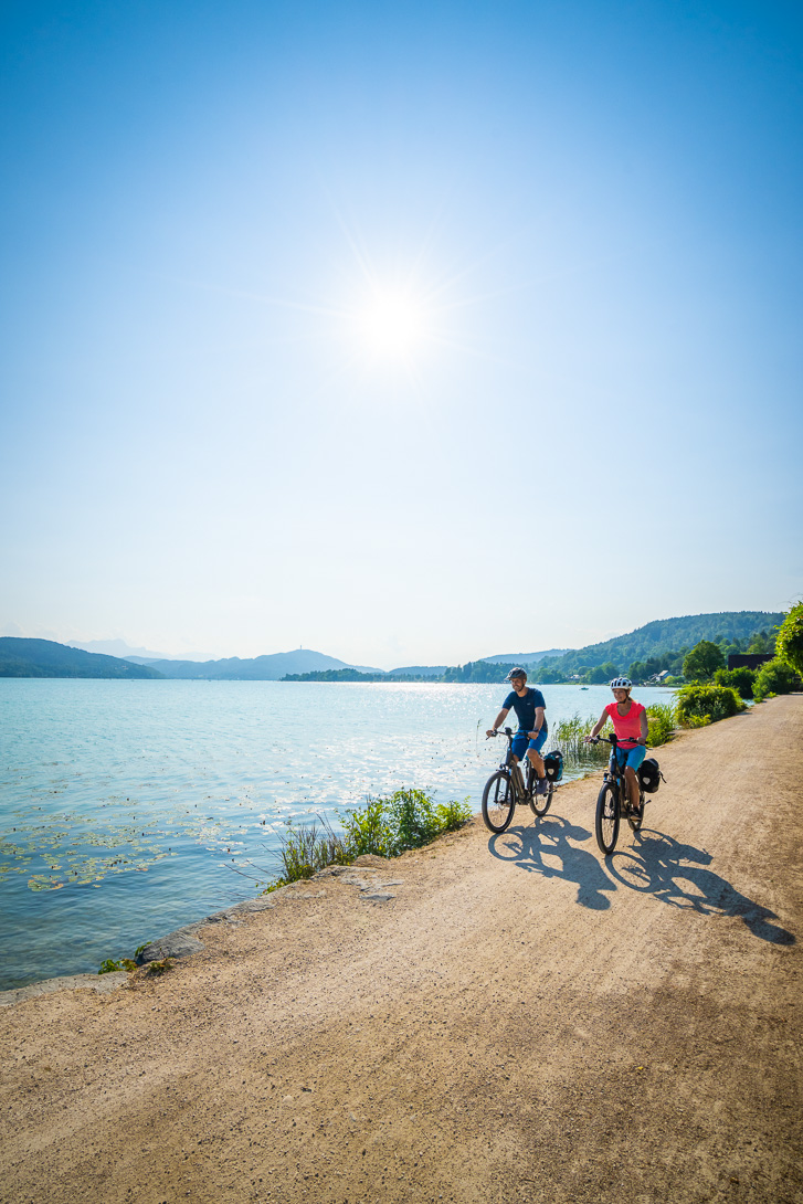 Pärchen beim Radfahren entlang des Wörtehrsee Ufers 