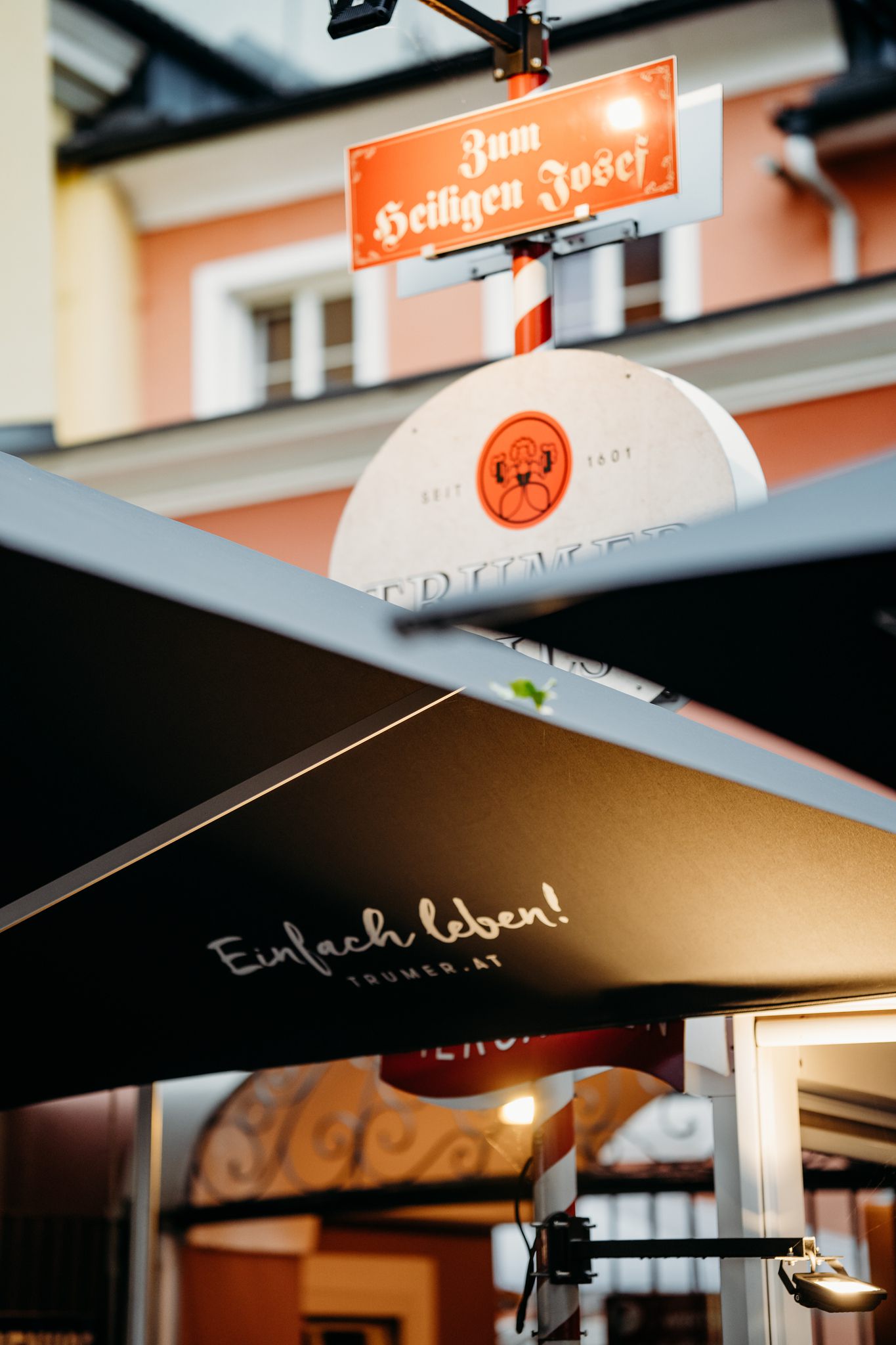 Sonnenschirm im Gastgarten vom Lokal Zum heiligen Josef in Klagenfurt 