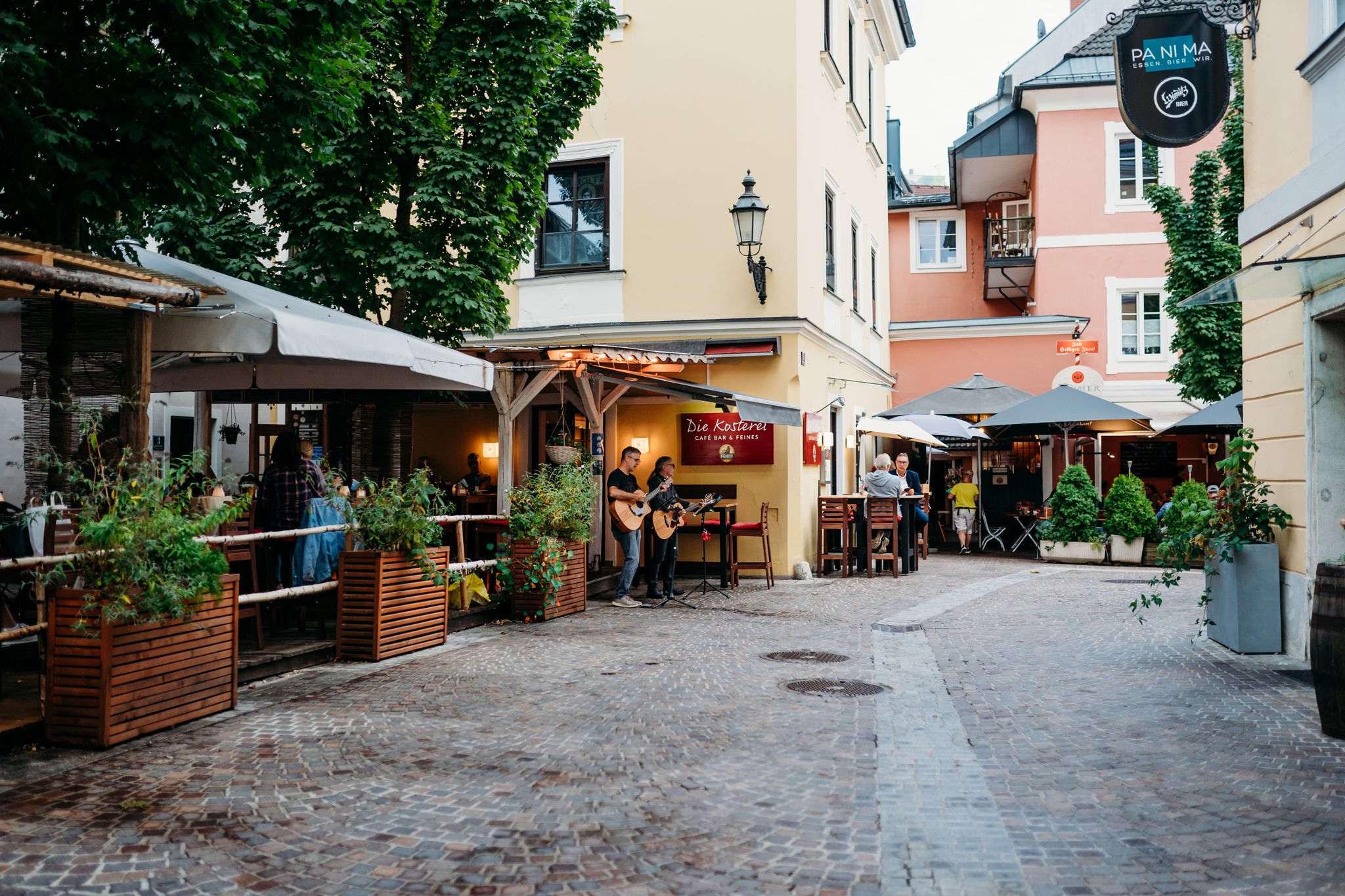 Platz vor der Kosterei in Klagenfurt mit Musikanten die Gitarre spielen