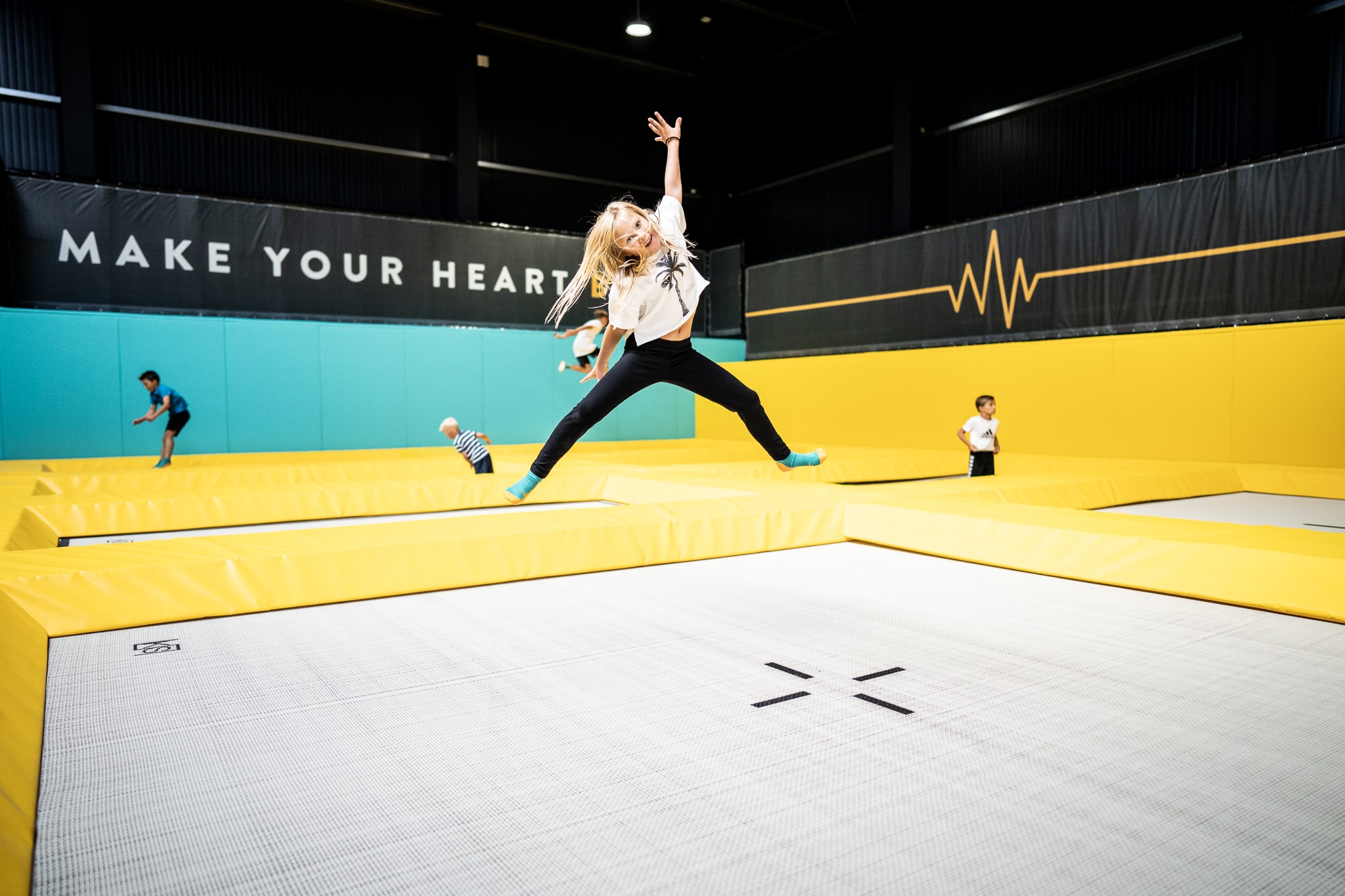 Mädchen springt hoch auf einem der Bodentrampoline in der Jump World One