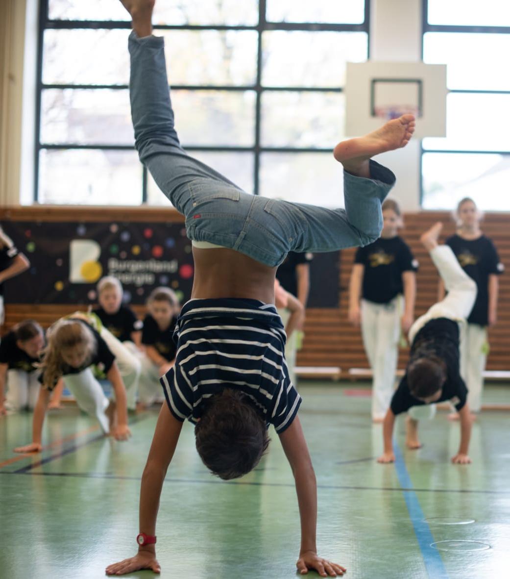 Kinder probieren eine neue Sportart aus im Turnsaal