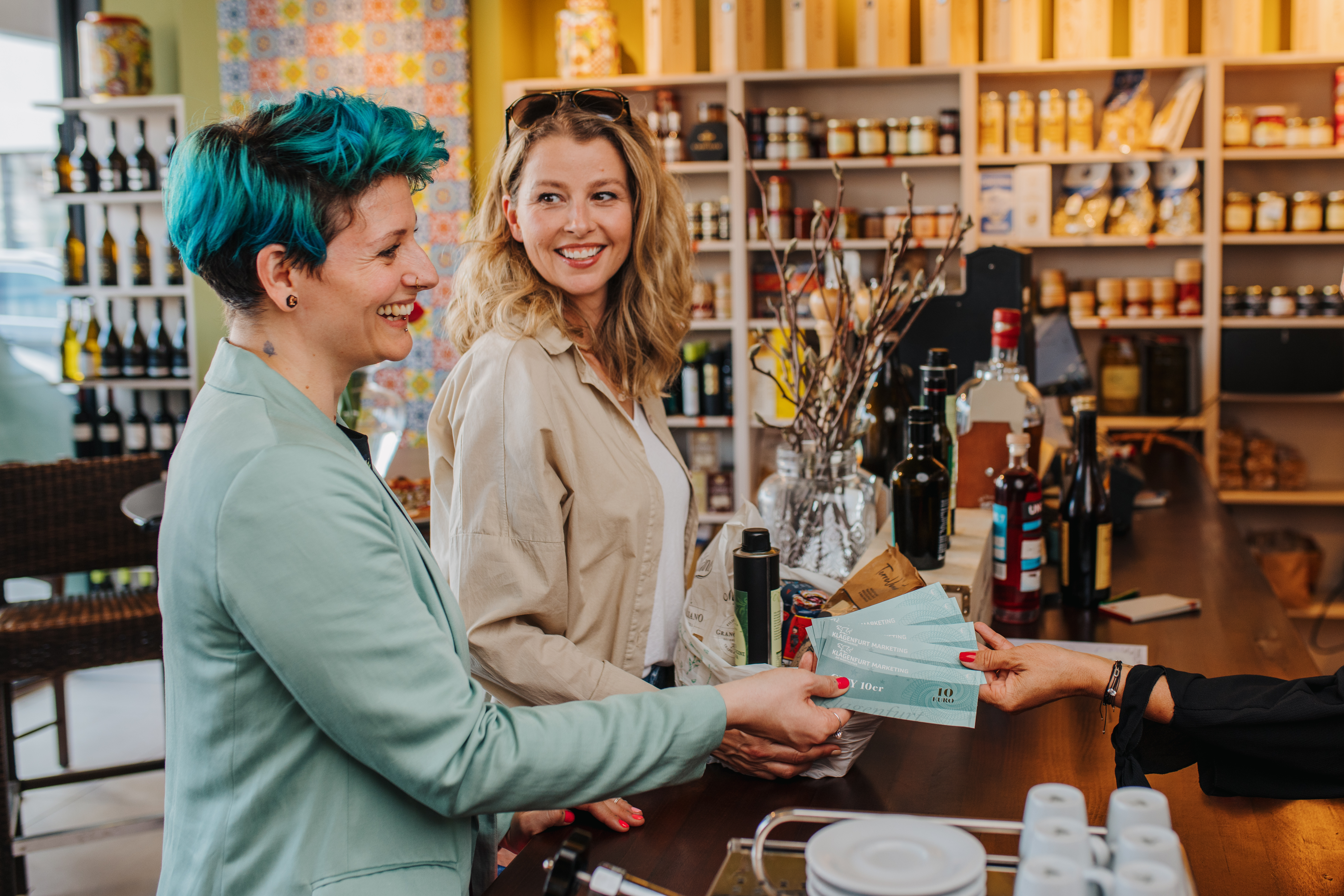 Junge Damen beim Shoppen in Klagenfurt mit dem City10er