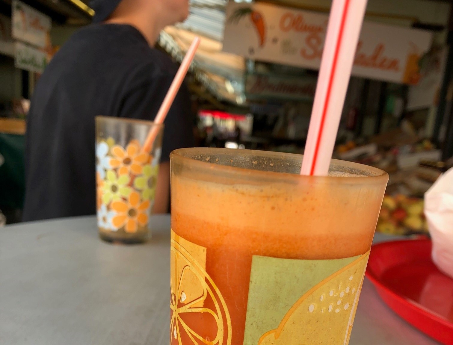 Karotten-Orange-Apfel-Saft, frisch gepresst in Oliver's Saftladen am Benediktinermarkt Klagenfurt