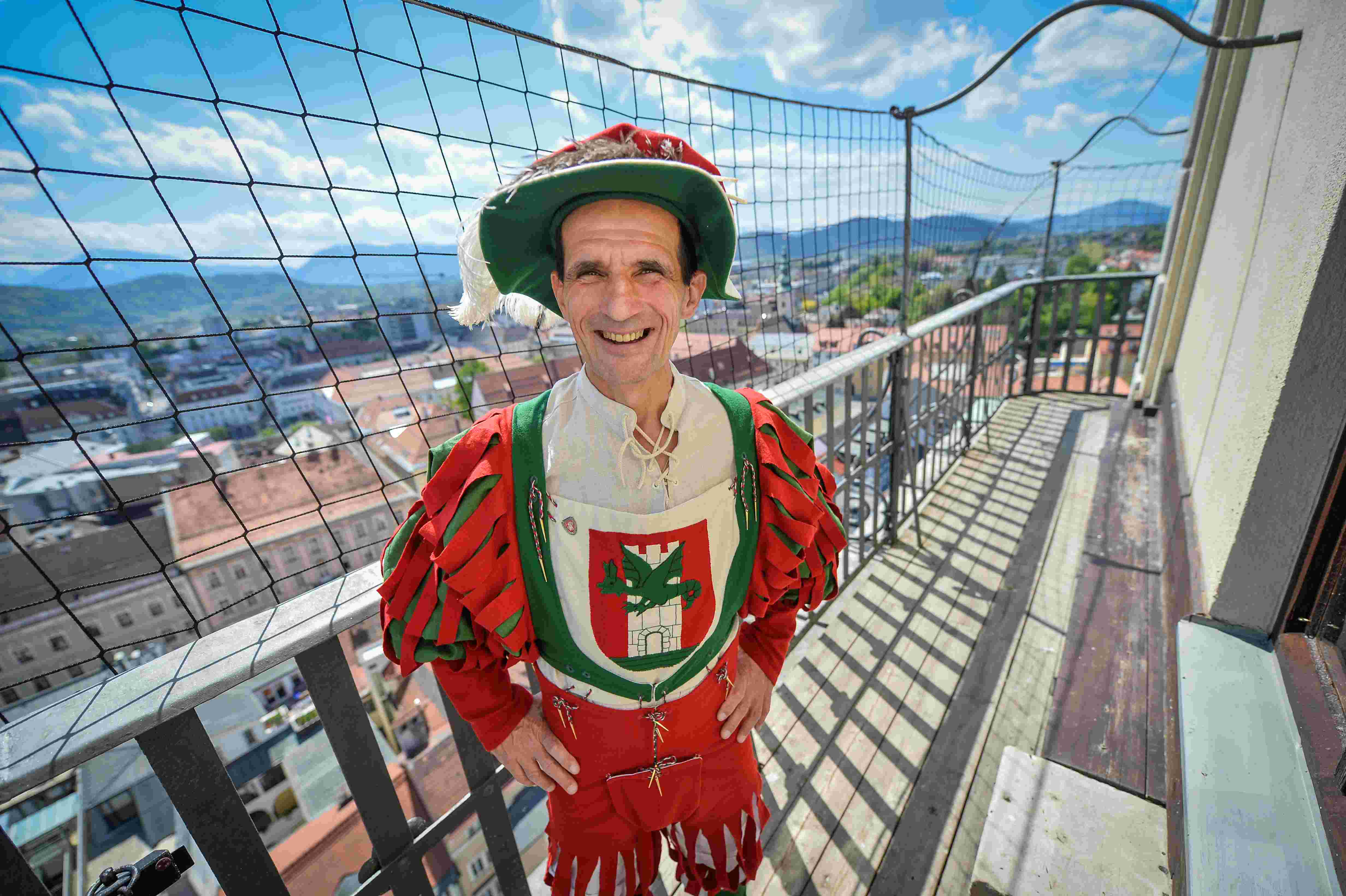 Horst Tagusch, Fremdenführer aus Klagenfurt, in mittelalterlichem Gewand am Stadtpfarrturm