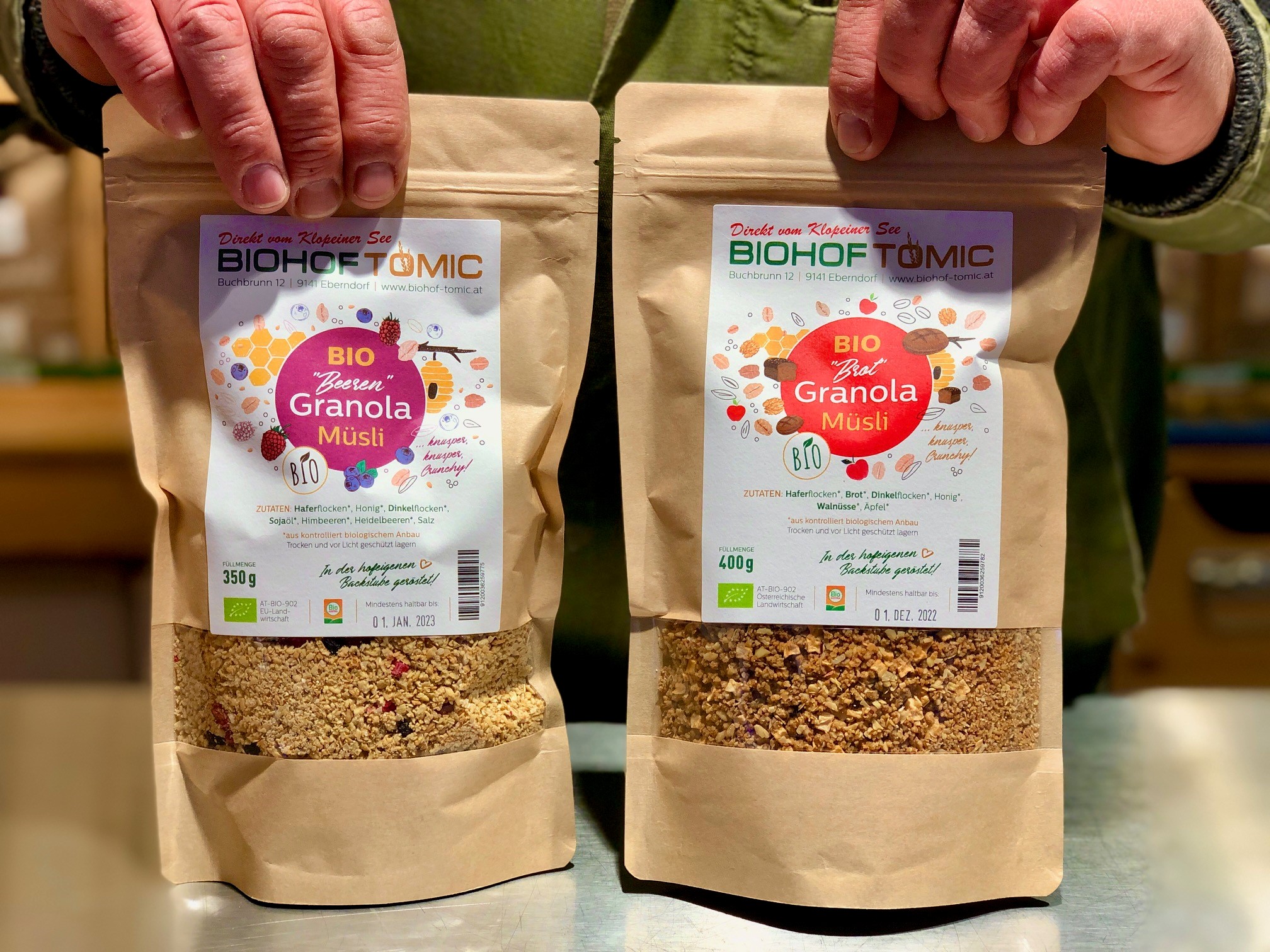 Zwei Granola-Varianten vom Biohof Tomic, rechts das Brotgranola, das aus nicht verkauftem Biobrot hergestellt wird