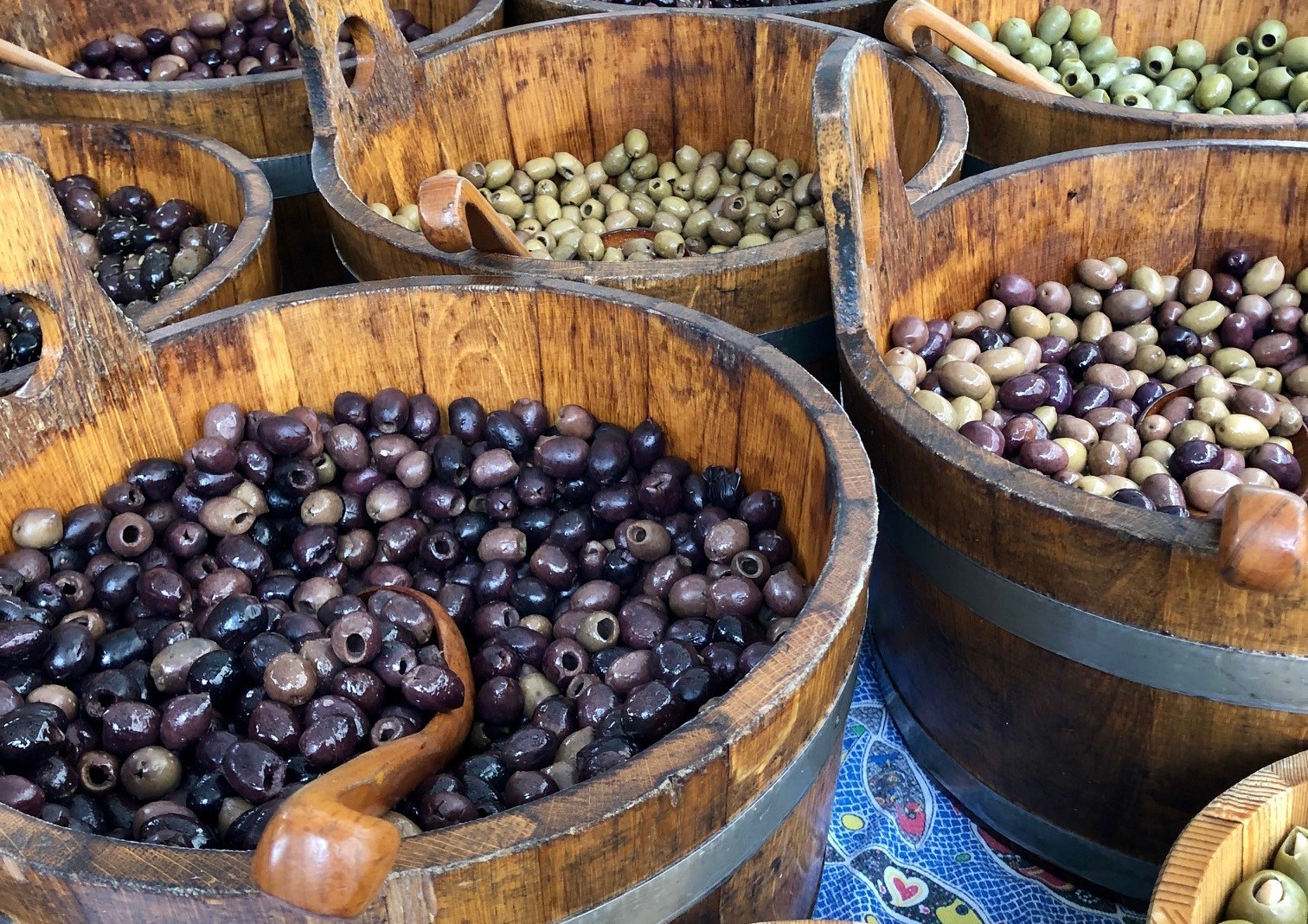 Oliven in Holzbottichen von Morla, einer Biomanufaktur in Portugal am Markt in Klagenfurt