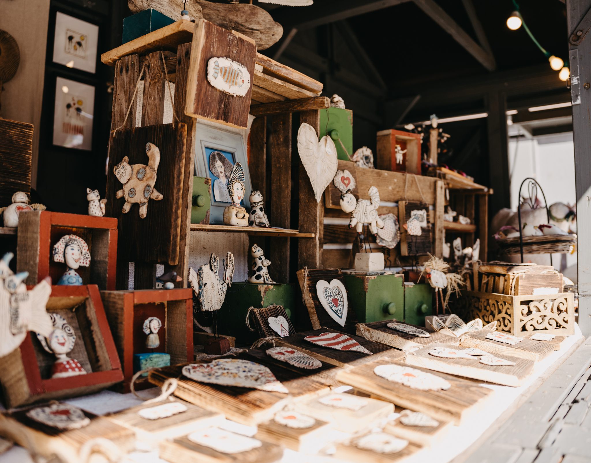 Holzdeko bei Stand am Kunsthandwerksmarkt in Klagenfrut